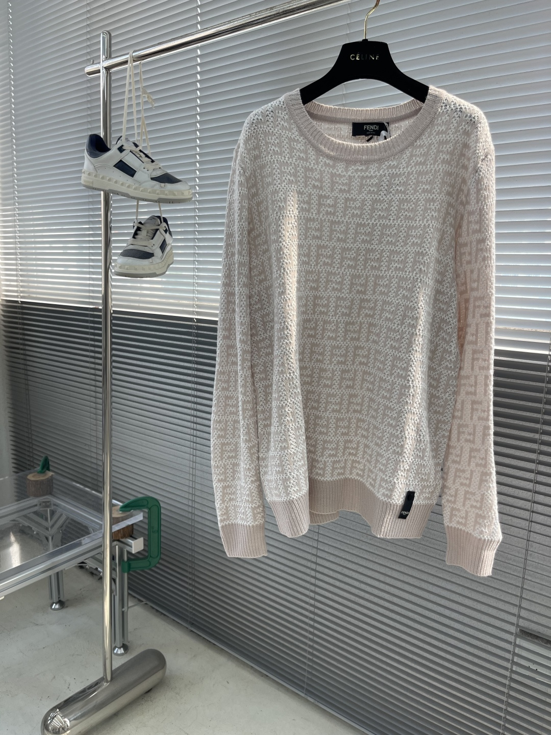 P700 Sweater: Wool-Stained, Imported Knitting, Custom Buttons, Wide Shoulders. - 图片 1