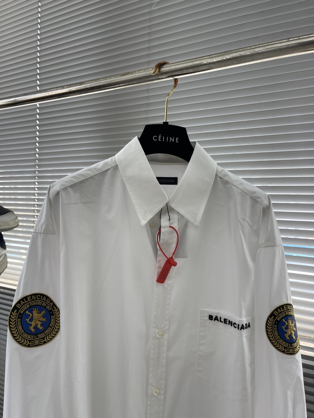 -Balenciag 标识刺绣徽章衬衫
定制轻逸凝忆棉平纹料 质感卓越 舒适贴肤 以纯净无瑕的白色