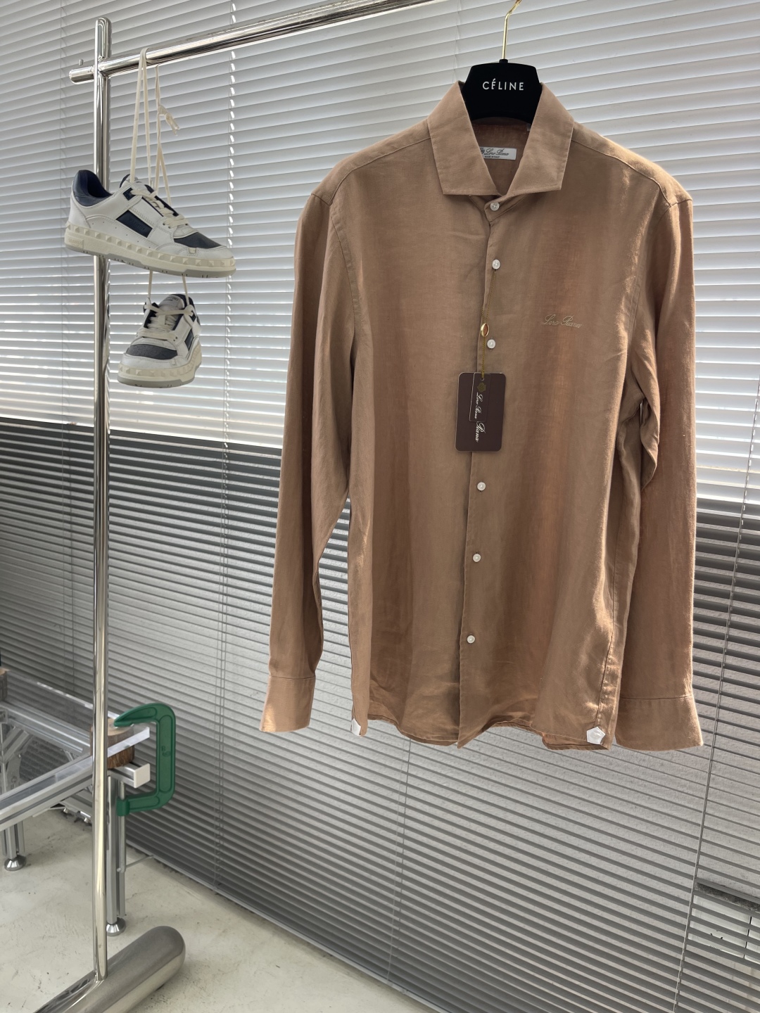 

-Loro Piana   25SS春夏新款进口亚麻面料纯色翻领衬衣，男士简约logo刺绣标识商务休