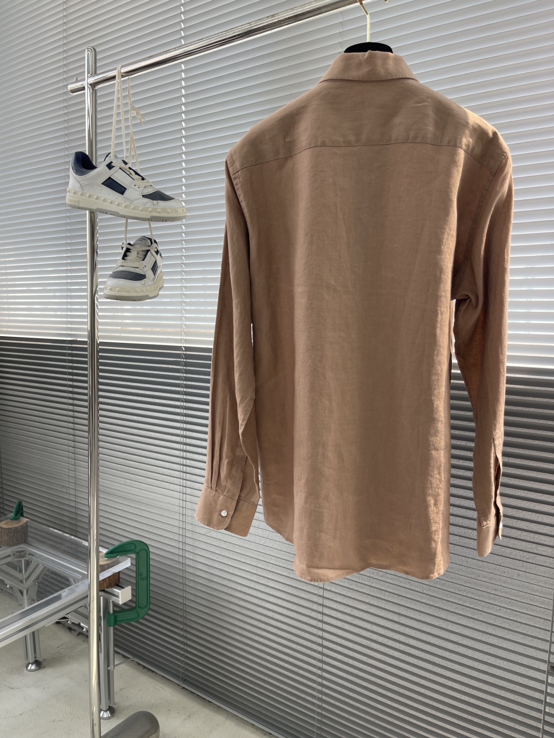 

-Loro Piana   25SS春夏新款进口亚麻面料纯色翻领衬衣，男士简约logo刺绣标识商务休