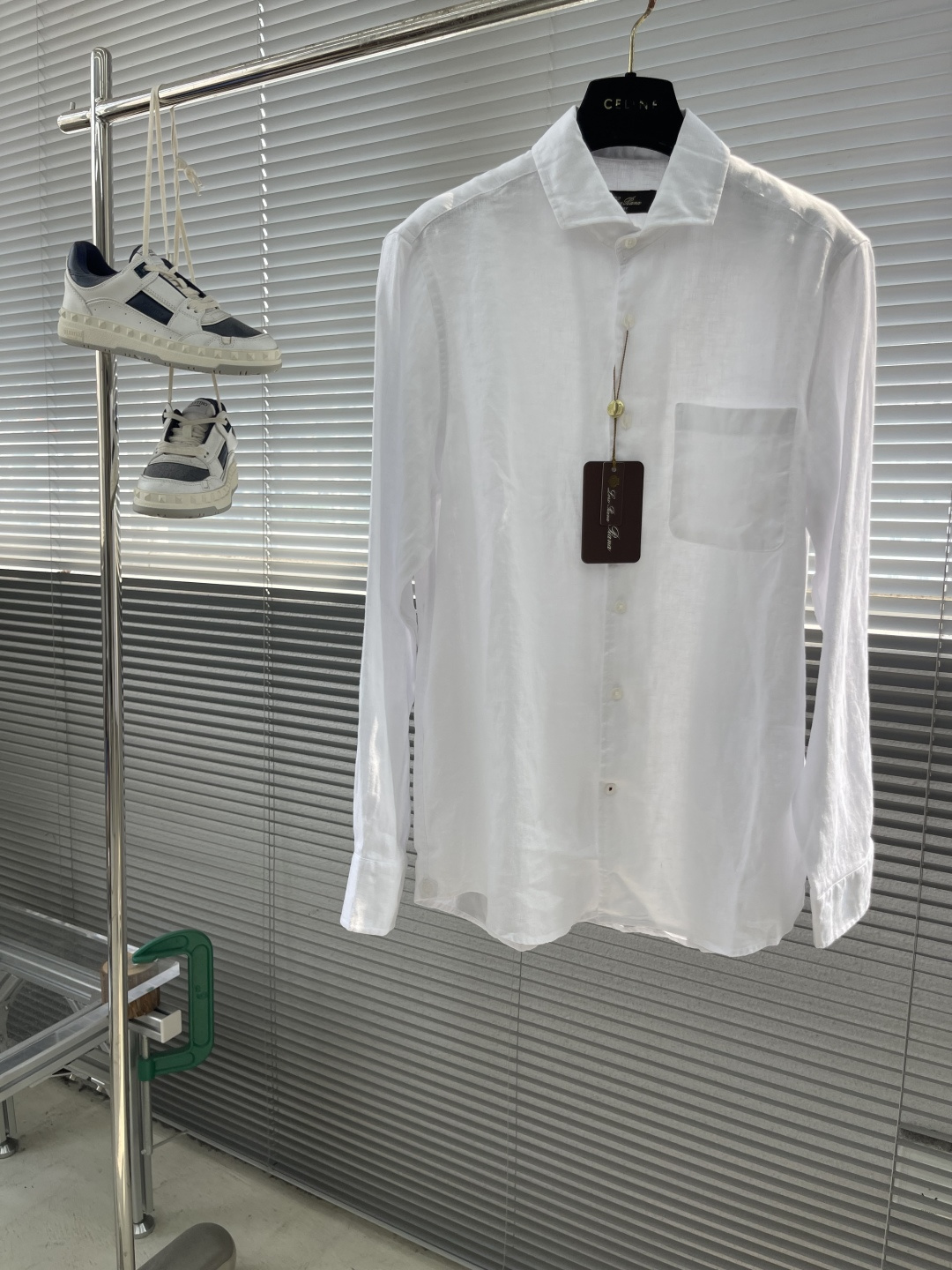 NO:499561,-Loro Piana25SS spring and summer new imported linen fabric solid color lapel shirt, simple single pocket design for men's business casual and versatile long-sleeved shirt!  Trading companies have sparse channels and are released on the official website at the same time!  Wearing this LP linen shirt, walking on the streets and alleys of the city, it seems that every step is in the natural rhythm, and every step exudes a unique charm!  This shirt is made of custom imported linen material for customers. It not only has a delicate texture, soft touch, but also has excellent breathability. Even in the hot summer, it can give the wearer the most comfortable experience!  The single pocket design on the chest is simple but high-end, which not only retains the classic elements of the shirt, but also adds a unique and fashionable atmosphere!  The embroidered badge patch decoration at the corner of the hem is the finishing touch!  Presented with delicate embroidery technology and exquisite patterns, it not only shows the brand's pursuit of details, but also gives the shirt a unique personality and charm!  Whenever the wearer gently swings the corner of his clothes, the badge will be revealed inadvertently, revealing a luxurious identity symbol in a low-key manner, which makes people look at it!  The basic straight-tube style cutting design can be easily controlled without picking on the figure, whether it is thin or strong!  Its lines are smooth and well-tailed, retaining the formal feel of the shirt, while also being casual and comfortable!  Size S-XXL S S S S S width 46 bust 104 sleeves 63 clothes length 78 M S S S S S S S S S S S S S S S S S S S S S S S S S S S S S S S S S S S S S S S S S S S S S S S S S S S S S S S S S S S S S S S S S S S S S S S S S S S S S S S S S S S S S S S S S S S S S S S S S S S S S S S S S S S S S S S S S S S S S S S S S S S S S S S S S S S S S S S S S S S S S S S S S S S S S S S S S S S S S S S S S S S S S S S S S S S S S S S S S S S S S S S S S S S S S S S S S S S S S S S S S S S S S S S S S S S S S S S S S S S S S S S S S S S S S S S S S S S S S S S S S S S S S S S S S S S S S S S S S S S S S S S S S S S S S S S S S S S S S S S S S S S S S S S S S S S S S S S S S S S S S S S S S S S S S S S S S S S S S S S S S S S S S S S S S S S S S S S S S S19860909-Loro Piana25SS春夏新款进口亚麻面料纯色翻领衬衣,男士简约单口袋设计商务休闲百搭长袖衬衫！贸易公司渠道稀出,同步官网发售！穿着这款LP亚麻衬衫,行走在都市的街头巷尾,仿佛每一步都踏着自然的韵律,每一步都散发着独特的魅力！ 这款衬衫采用客供定制进口亚麻材质,不仅质地细腻,触感柔软,而且透气性极佳,即便是炎炎夏日,也能给予穿着者最舒适的体验！胸前单口袋设计,简约而不失高级,既保留了衬衫的经典元素,又增添了一抹独特的时尚气息！而下摆衣角处的刺绣徽章贴布装饰,更是点睛之笔！以细腻的刺绣工艺呈现,图案精美,既展现了品牌对于细节的追求,又赋予了衬衫独特的个性与魅力！每当穿着者轻轻摆动衣角,这枚徽章便会在不经意间显露出来,低调中透露出奢华的身份象征,让人不禁侧目！基础直筒的版型裁剪设计,不挑身材、无论是瘦削还是健硕,都能轻松驾驭！它线条流畅,剪裁得体,既保留了衬衫的正式感,又不失休闲与舒适！ 尺码S-XXL S码肩宽46胸围104袖长63衣长78 M码肩宽47胸围108袖长64衣长79 L码肩宽48胸围112袖长65衣长80 XL码肩宽49胸围116袖长66衣长81 2XL码肩宽50胸围120袖长67衣长82,,loro piana,loro piana,shirts,alexander wang,Men's clothing