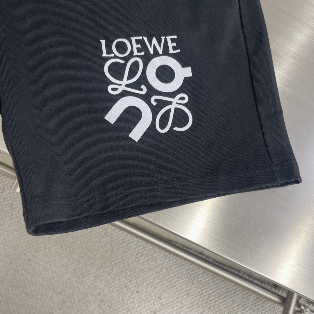 整套售。

-LOEW  2025新款短袖套装
 轻奢主义 男女日常通勤 穿搭必备 
内置抽绳调节松紧裤