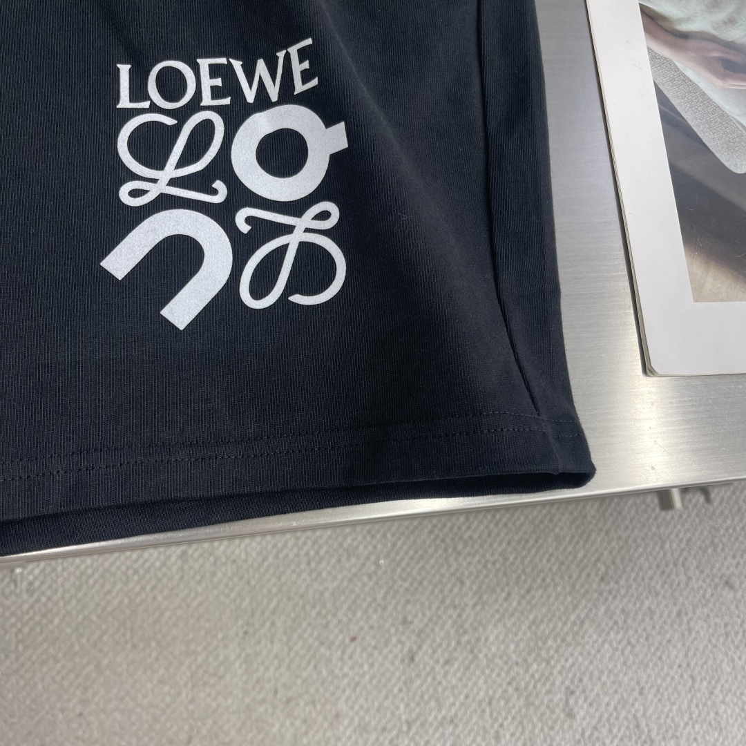 整套售。

-LOEW  2025新款短袖套装
 轻奢主义 男女日常通勤 穿搭必备 
内置抽绳调节松紧裤