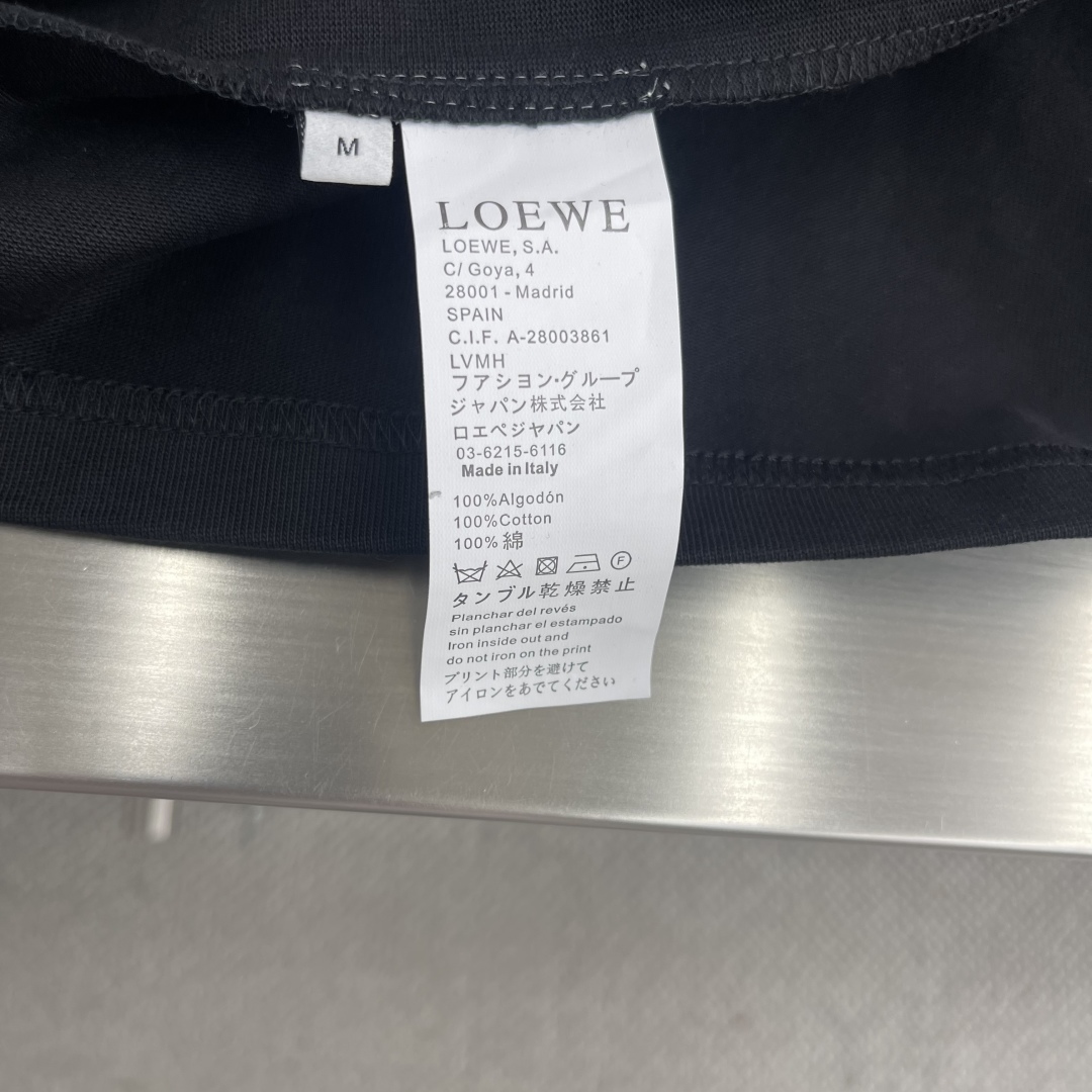 整套售。

-LOEW  2025新款短袖套装
 轻奢主义 男女日常通勤 穿搭必备 
内置抽绳调节松紧裤