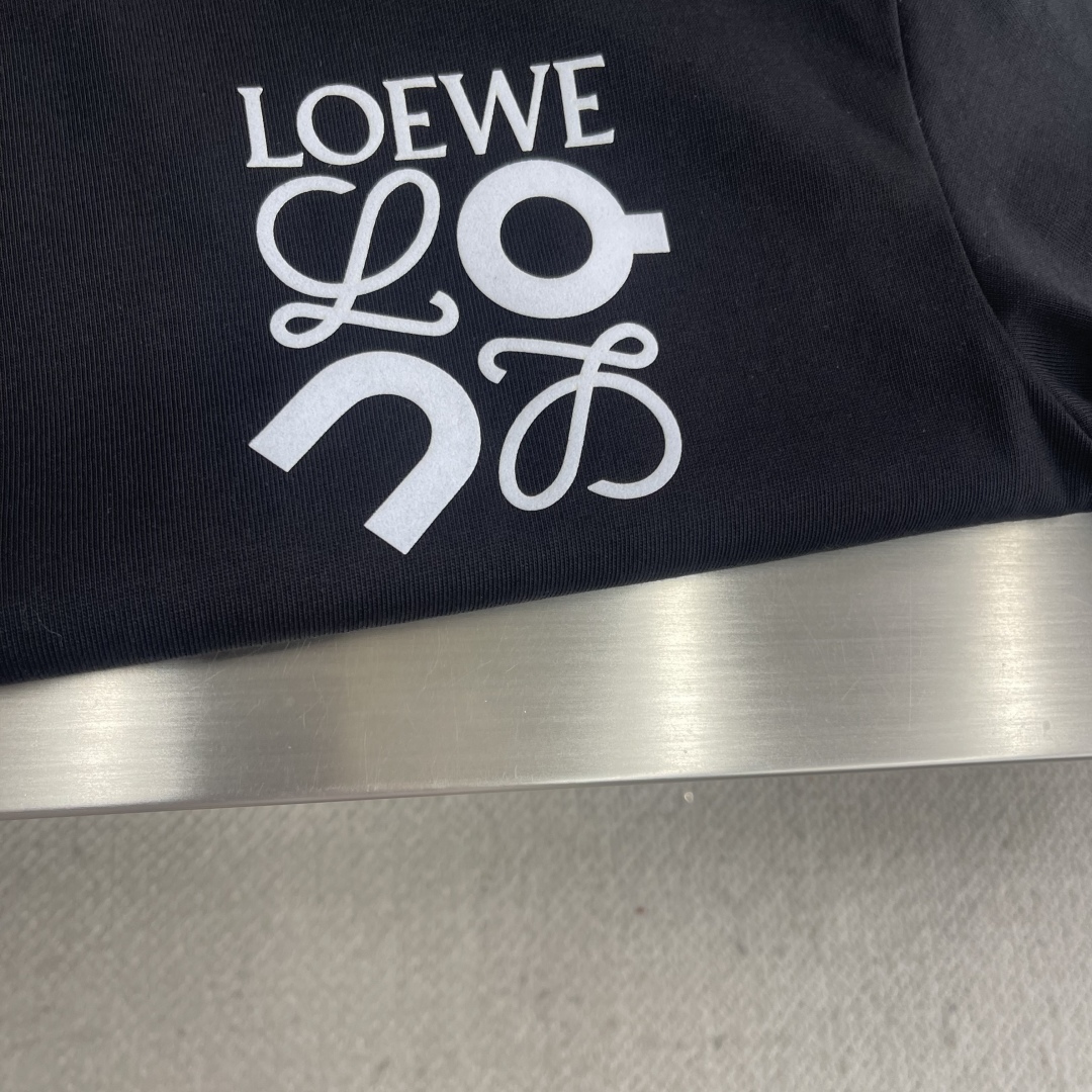 整套售。

-LOEW  2025新款短袖套装
 轻奢主义 男女日常通勤 穿搭必备 
内置抽绳调节松紧裤