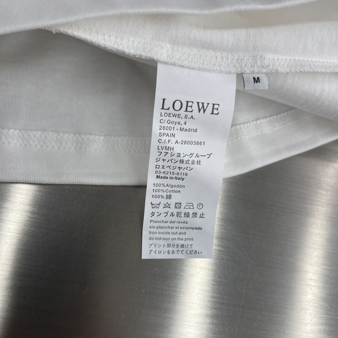 整套售。

-LOEW  2025新款短袖套装
 轻奢主义 男女日常通勤 穿搭必备 
内置抽绳调节松紧裤