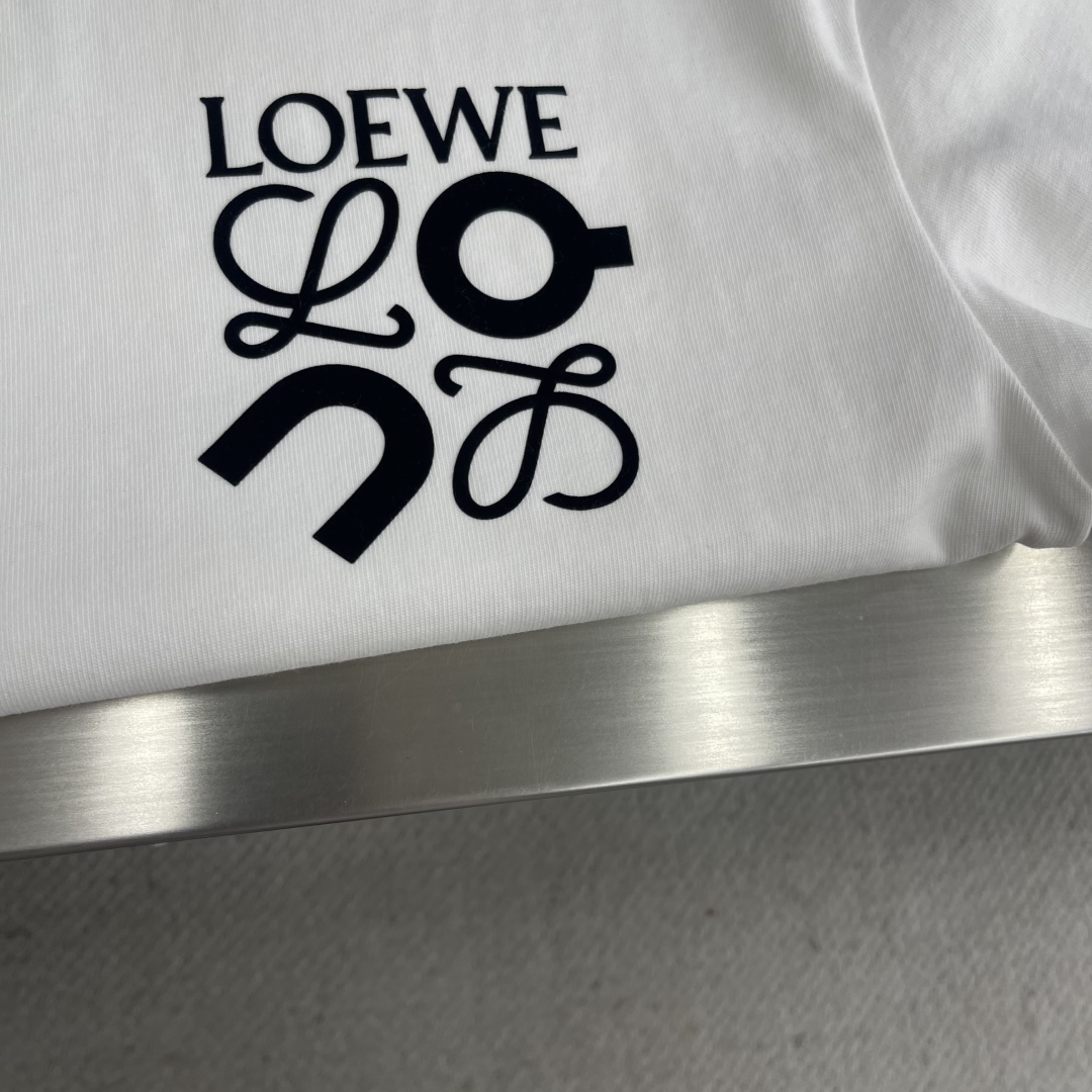 整套售。

-LOEW  2025新款短袖套装
 轻奢主义 男女日常通勤 穿搭必备 
内置抽绳调节松紧裤