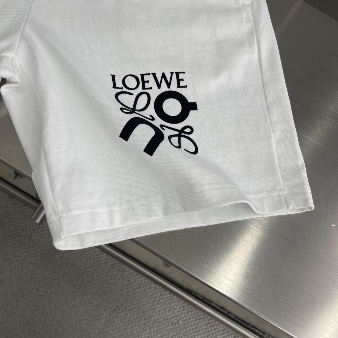 整套售。

-LOEW  2025新款短袖套装
 轻奢主义 男女日常通勤 穿搭必备 
内置抽绳调节松紧裤