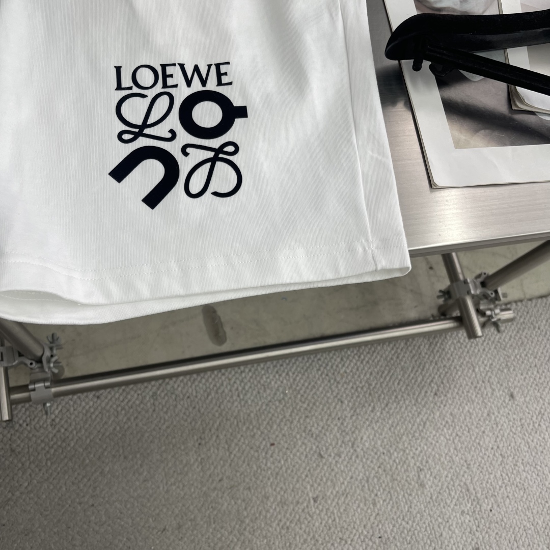 整套售。

-LOEW  2025新款短袖套装
 轻奢主义 男女日常通勤 穿搭必备 
内置抽绳调节松紧裤