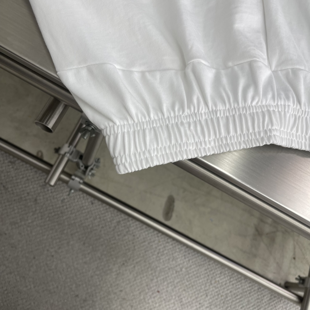 整套售。

-LOEW  2025新款短袖套装
 轻奢主义 男女日常通勤 穿搭必备 
内置抽绳调节松紧裤