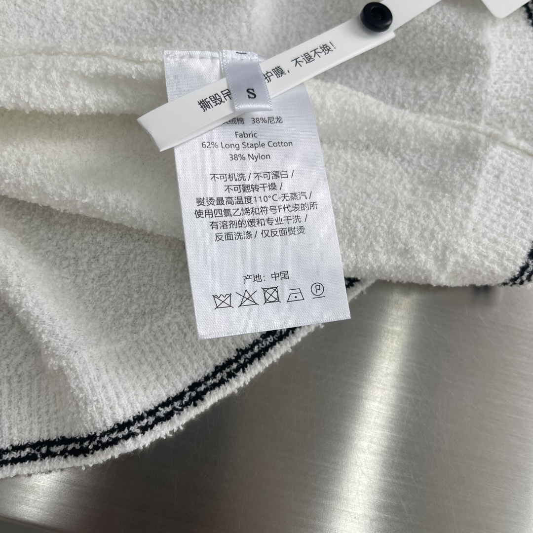 

-BV     25ss新款棉质翻领纽扣拼色饰边短袖衬衫 男款 白色
码数：S.M.L
衣长	66	