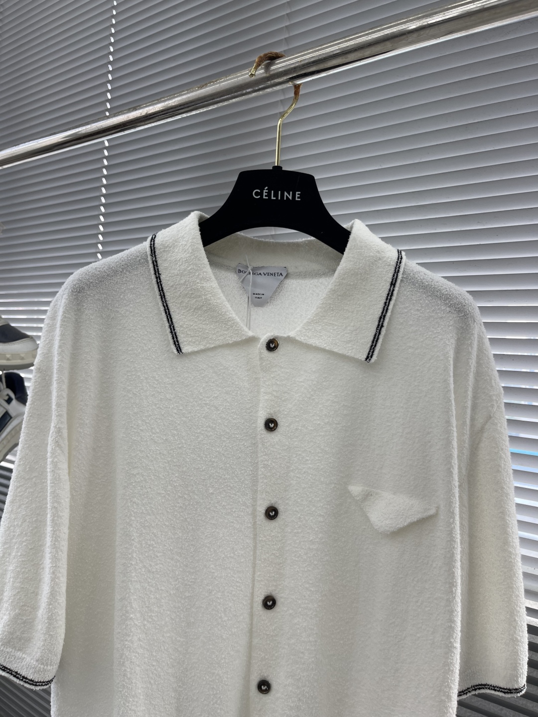 

-BV     25ss新款棉质翻领纽扣拼色饰边短袖衬衫 男款 白色
码数：S.M.L
衣长	66	