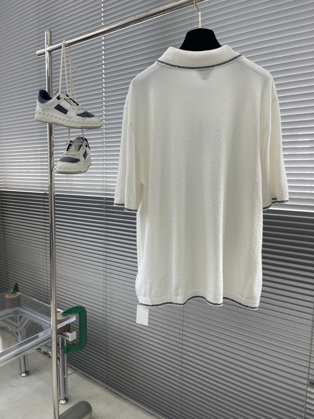 

-BV     25ss新款棉质翻领纽扣拼色饰边短袖衬衫 男款 白色
码数：S.M.L
衣长	66	