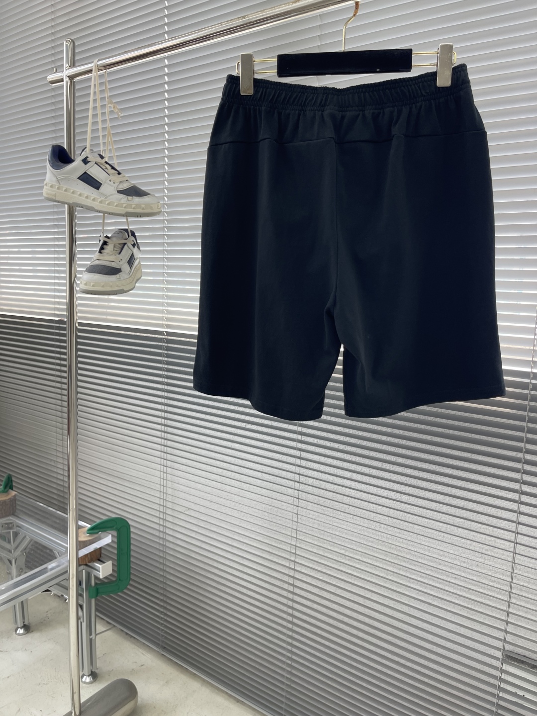 整套售。

-LOEW  2025新款短袖套装
 轻奢主义 男女日常通勤 穿搭必备 
内置抽绳调节松紧裤