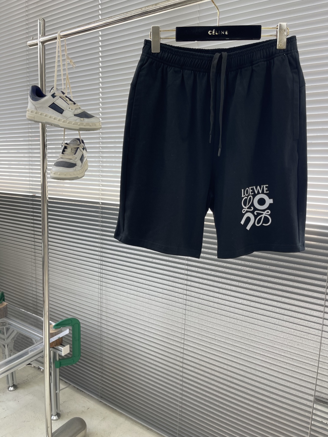 整套售。

-LOEW  2025新款短袖套装
 轻奢主义 男女日常通勤 穿搭必备 
内置抽绳调节松紧裤