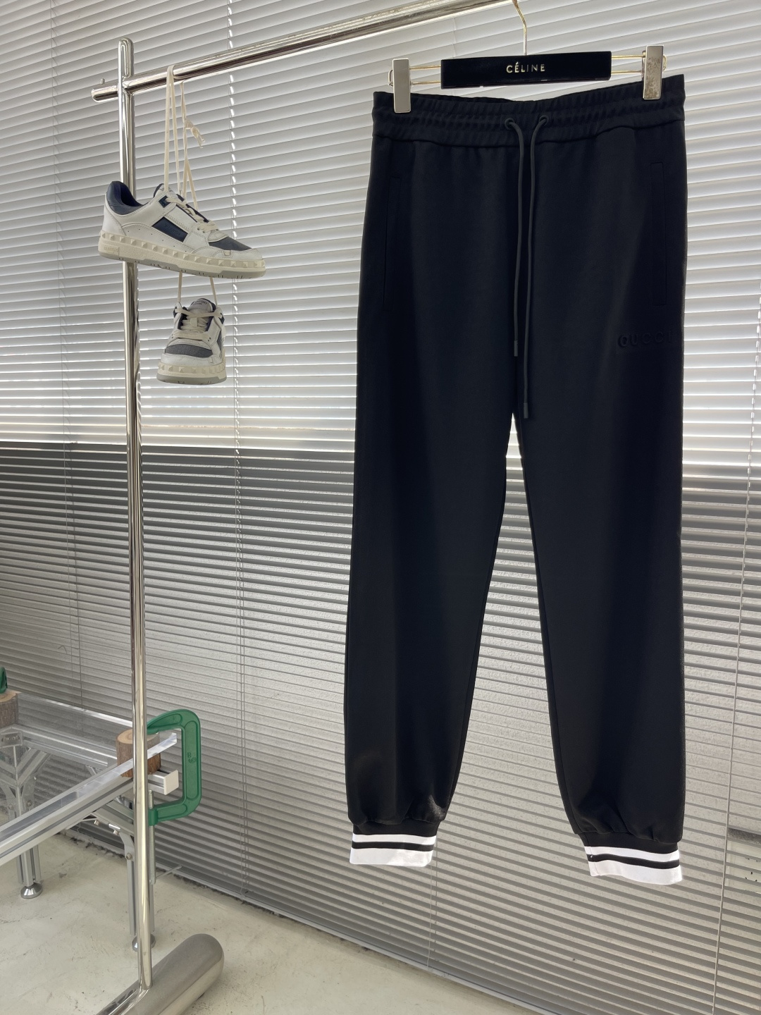 NO:743456,Pants and tops - GUCC's new zipper hoodie set, decorated with concave and convex prints on the front, classic black and white with ribs, the same style for men and women in sports and leisure. Three-label 11 restoration, loose fit, eyelet embroidery perforations, pique sports fabric, comfortable and stretchy, easy to wear and easy to take care of. Can be paired with the same jacket. Size: S M L XL. Waist: 72768084. Hip: 102 106 114. Pants length: 102 103 104  105,Gucci-clothing,gucci,gucci,jackets & coats,hats,19860909长裤 上衣 -GUCC新品拉链帽衫套装,前幅饰有凹凸印花,黑白经典搭配罗纹,运动休闲男女同款.三标11还原,宽松版型,鸡眼绣穿孔,珠地运动面料舒弹好穿方便打理. 可搭配同款外套 码数S M L XL 腰围72768084 臀围102 106 114 裤长102 103 104 105,古驰-服装,gucci,gucci,jackets & coats,hats,,Women's clothing