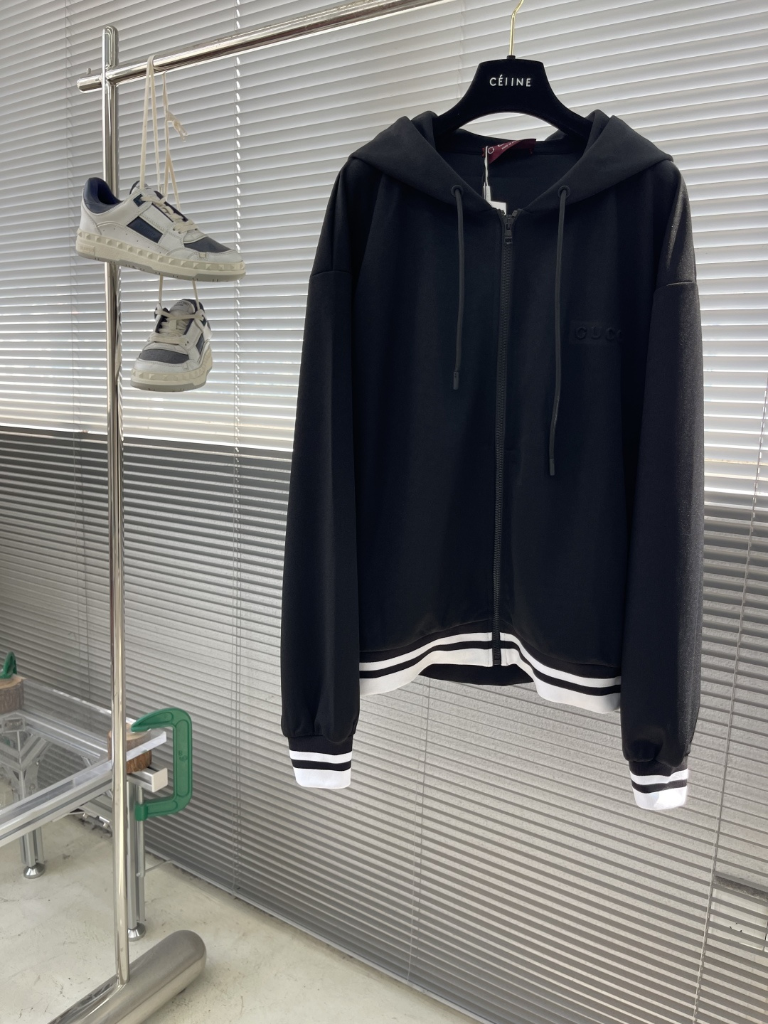 NO:743454,Trousers and tops - GUCC's new zipper hoodie set, decorated with concave and convex prints on the front, classic black and white with ribbing, the same style for men and women in sports and leisure. Three-label 11 restoration, loose fit, eyelet embroidery perforations, pique sports fabric, comfortable and elastic to wear and easy to take care of. Can be paired with the same trousers. Size S M L XL Sleeve length 61626364 Clothes length 65666768 Bust 124 128  132,Gucci-clothing,gucci,gucci,hats,19860909长裤 上衣 -GUCC新品拉链帽衫套装,前幅饰有凹凸印花,黑白经典搭配罗纹,运动休闲男女同款.三标11还原,宽松版型,鸡眼绣穿孔,珠地运动面料舒弹好穿方便打理. 可搭配同款长裤 码数S M L XL 袖长61626364 衣长65666768 胸围 124 128 132,古驰-服装,gucci,gucci,hats,,Women's clothing