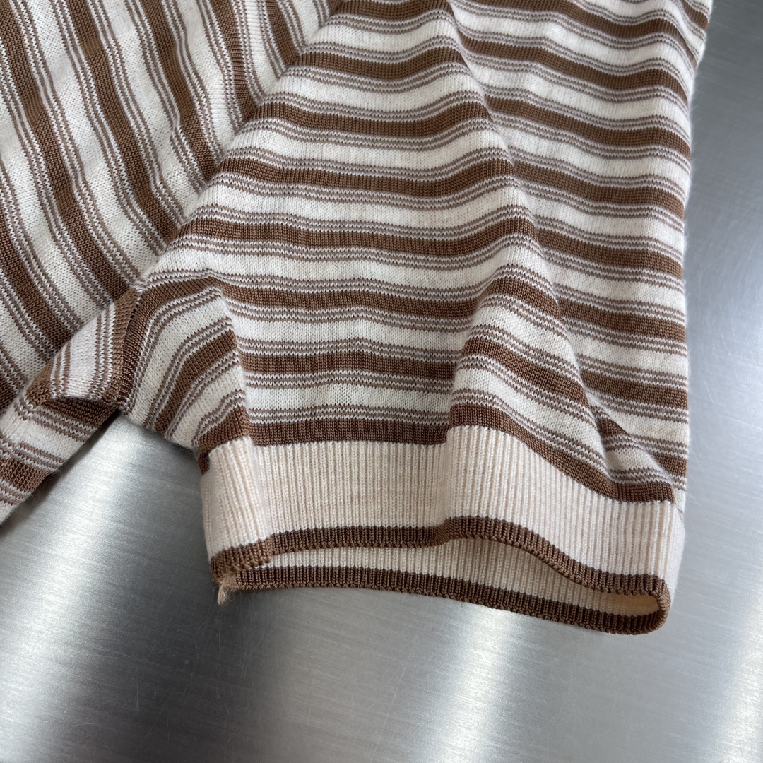 

-Loro Piana      25ss新款Elvo T恤衫为各式夏季造型平添百搭魅力。采用亮泽桑