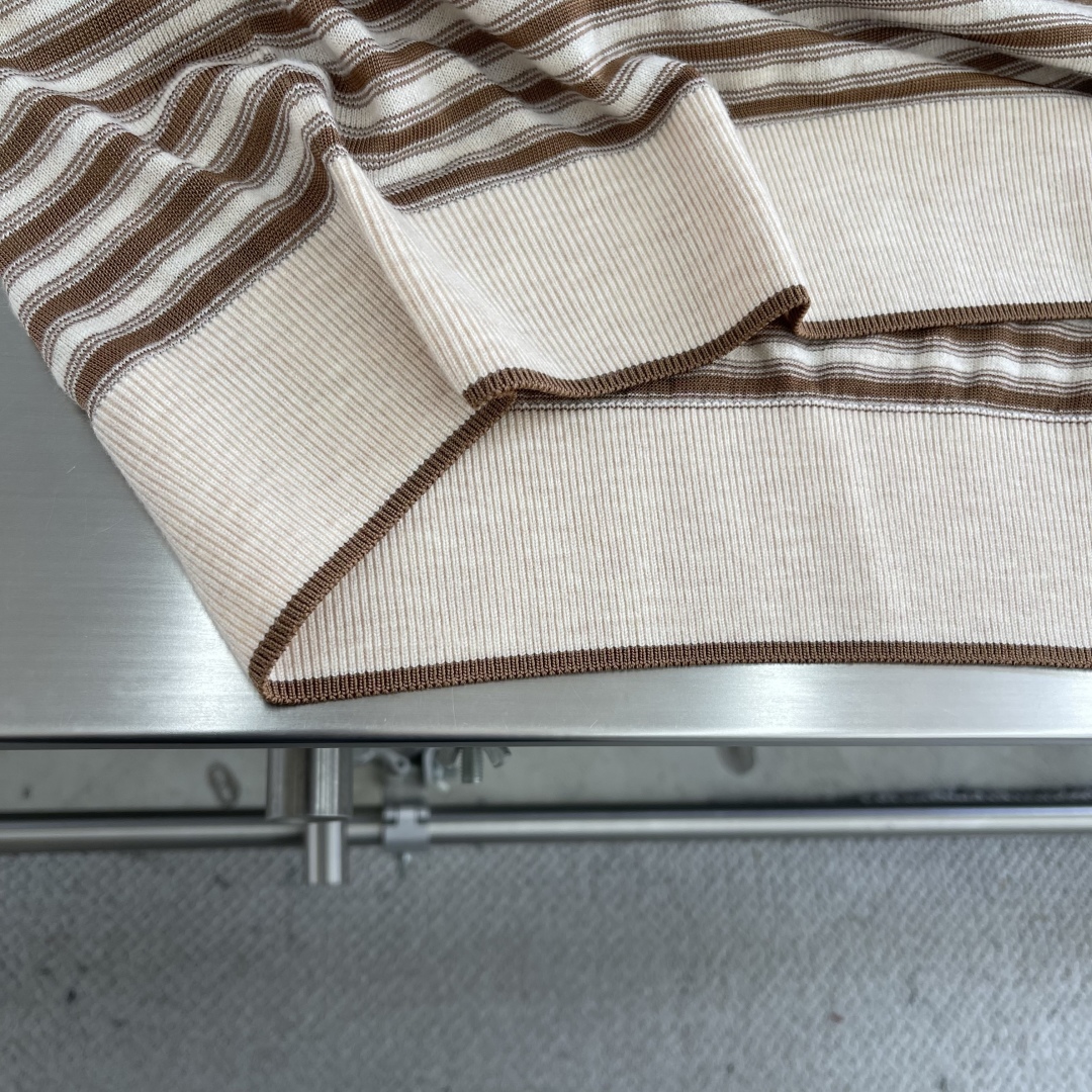 

-Loro Piana      25ss新款Elvo T恤衫为各式夏季造型平添百搭魅力。采用亮泽桑