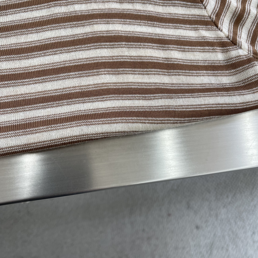

-Loro Piana      25ss新款Elvo T恤衫为各式夏季造型平添百搭魅力。采用亮泽桑