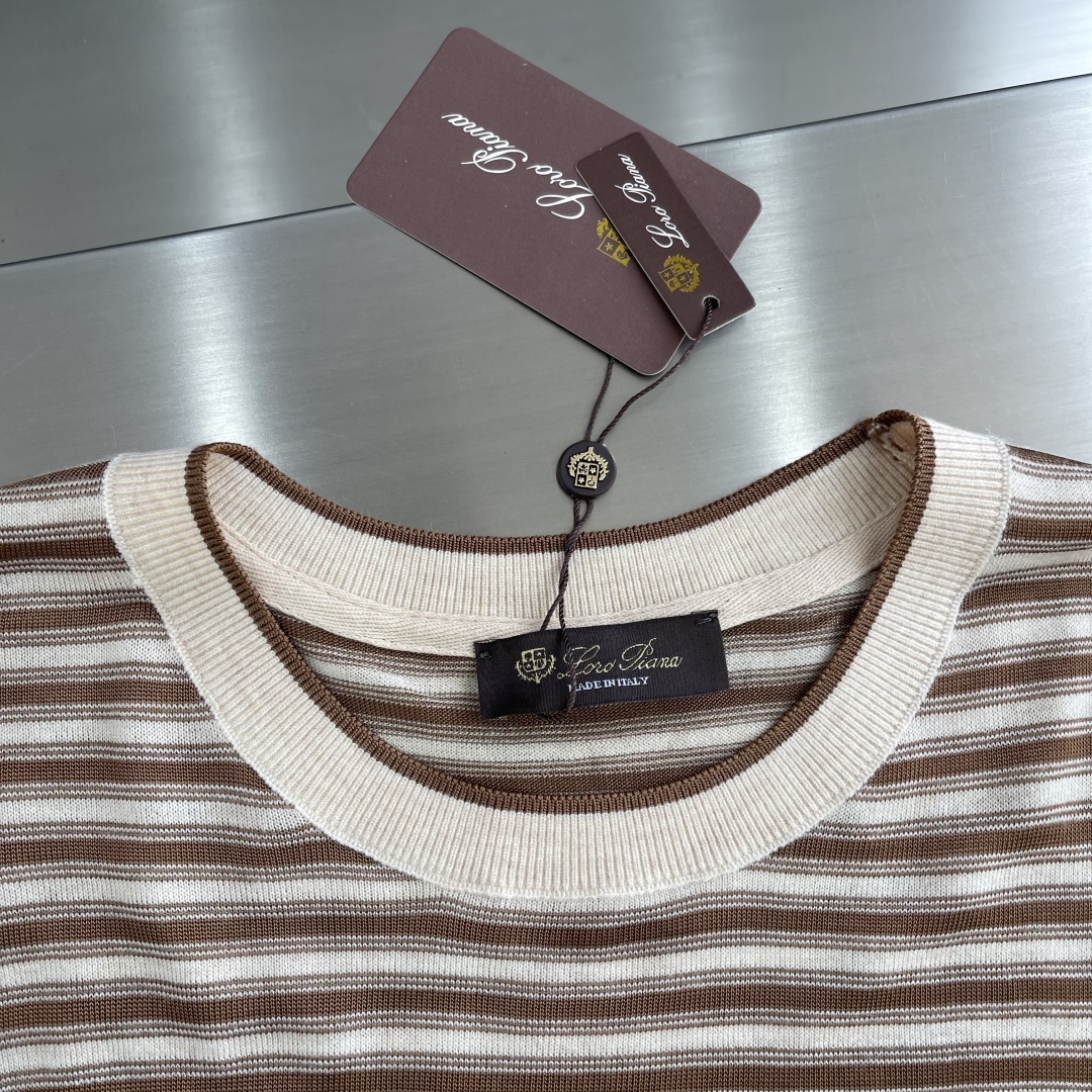 

-Loro Piana      25ss新款Elvo T恤衫为各式夏季造型平添百搭魅力。采用亮泽桑
