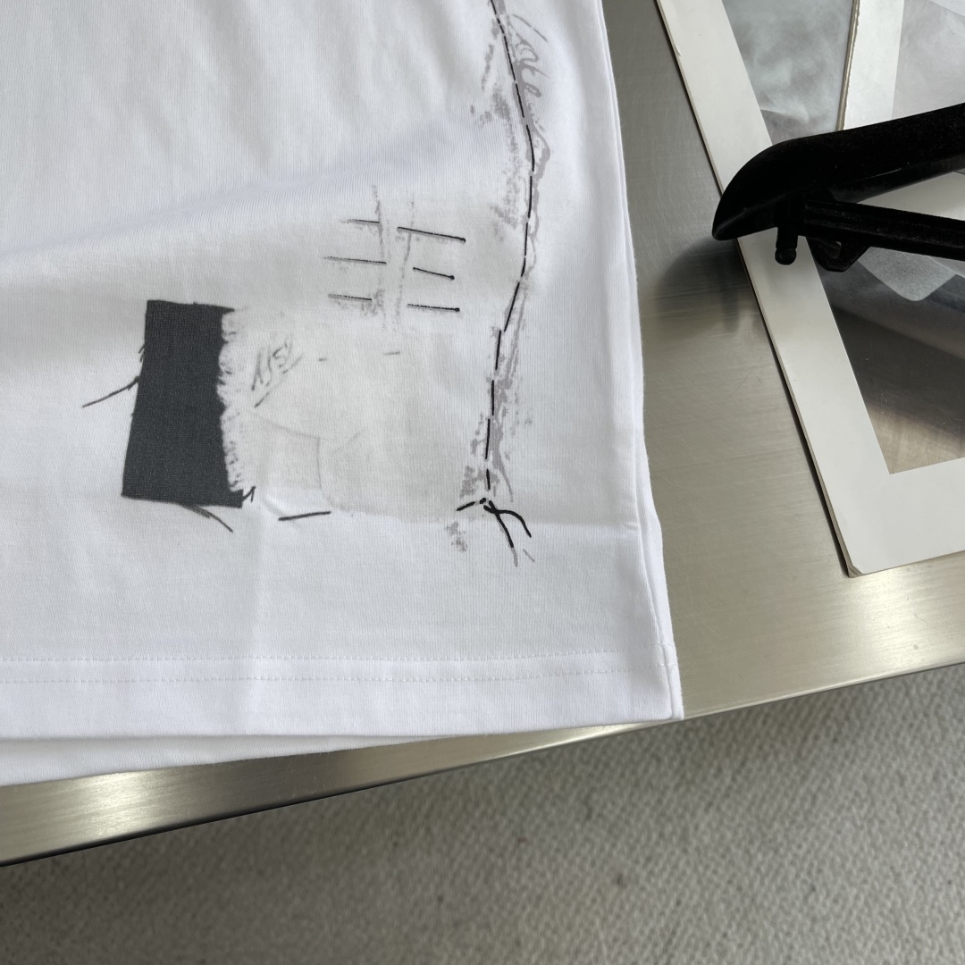 

-GVC    25ss夏季新款棉质错视效果图案T恤  男女同款
码数：S.M.L.XL
衣长	71