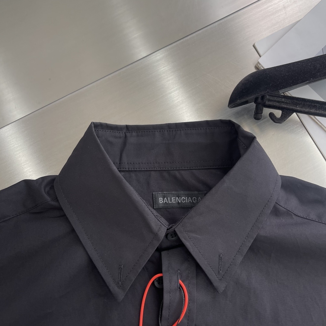-Balenciag nano BB刺绣衬衫
定制臻品柔忆平纹雅棉 轻盈顺滑 舒适贴肤 以一抹纯粹