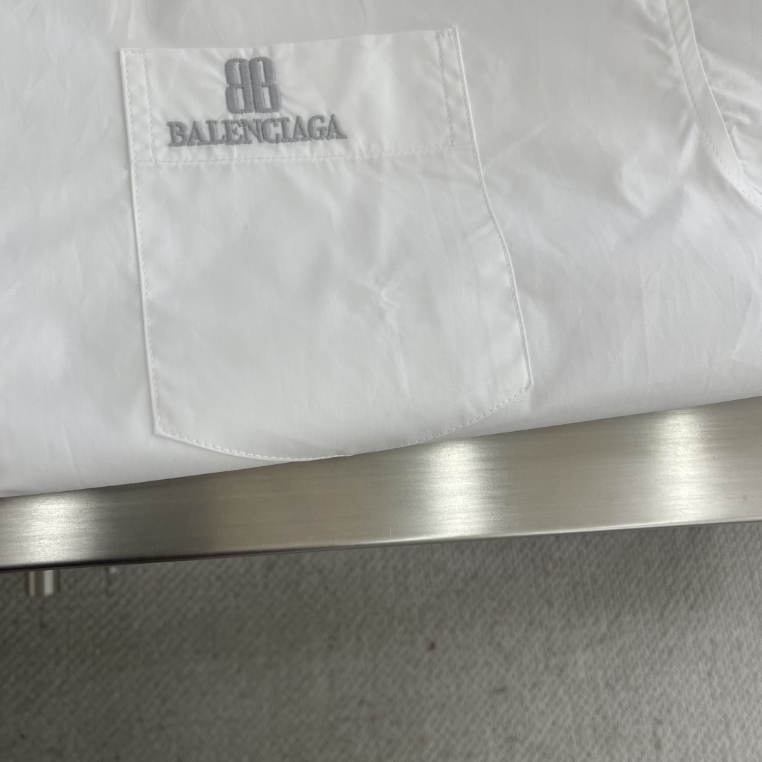 

-Balenciag  nano BB刺绣衬衫
定制臻品柔忆平纹雅棉 轻盈顺滑 舒适贴肤 以一抹纯粹
