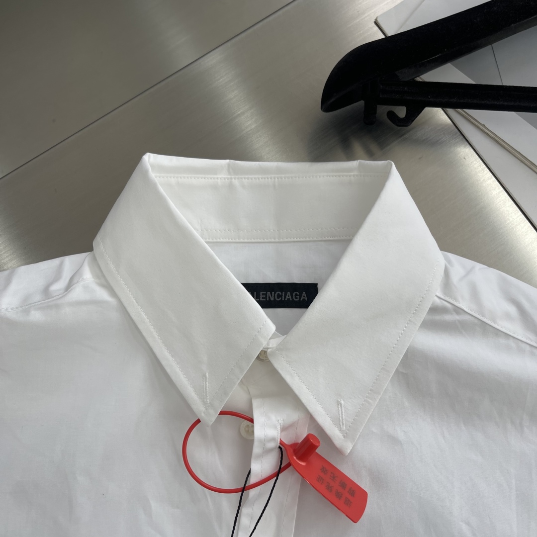 

-Balenciag  nano BB刺绣衬衫
定制臻品柔忆平纹雅棉 轻盈顺滑 舒适贴肤 以一抹纯粹