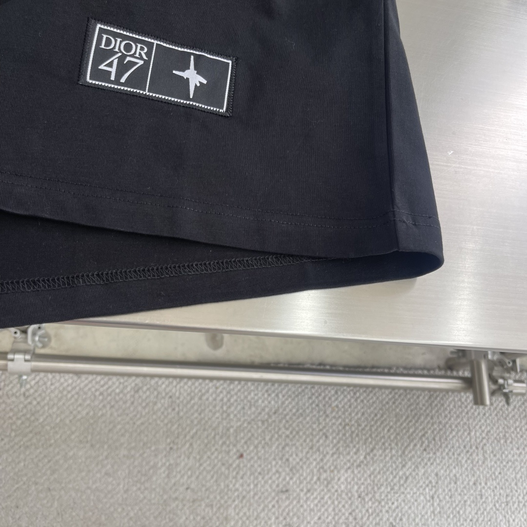 -Dio 25ss新款宽松版型T 恤 白色棉质竹节平纹针织面料 这款 T 恤是二零二五秋季男装系