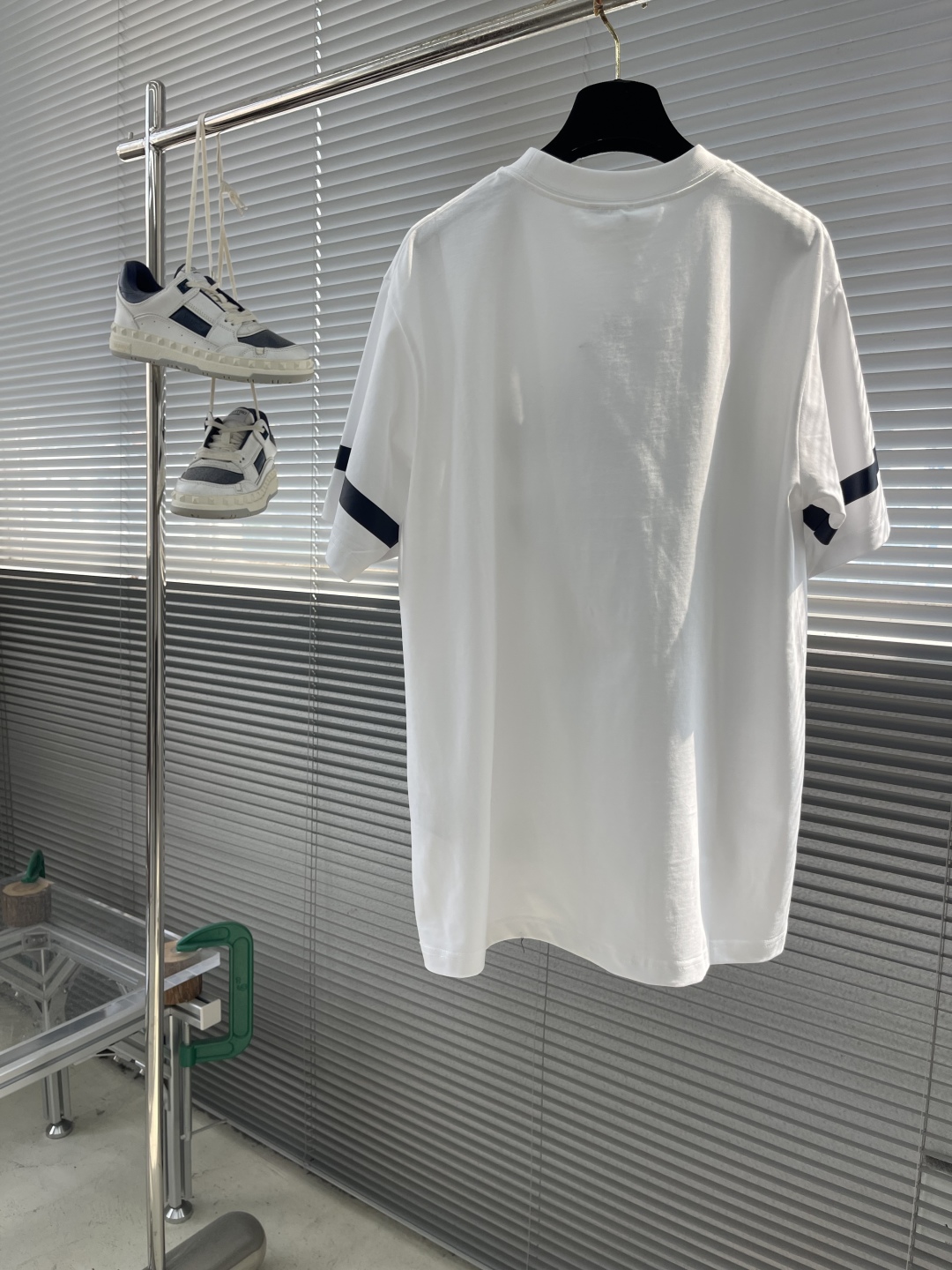 

-Dio   25ss新款宽松版型T 恤 白色棉质竹节平纹针织面料 这款 T 恤是二零二五秋季男装系