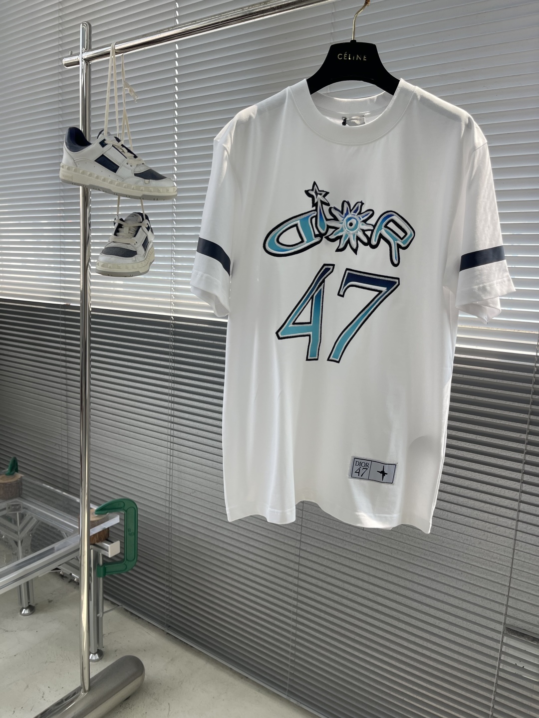 

-Dio   25ss新款宽松版型T 恤 白色棉质竹节平纹针织面料 这款 T 恤是二零二五秋季男装系
