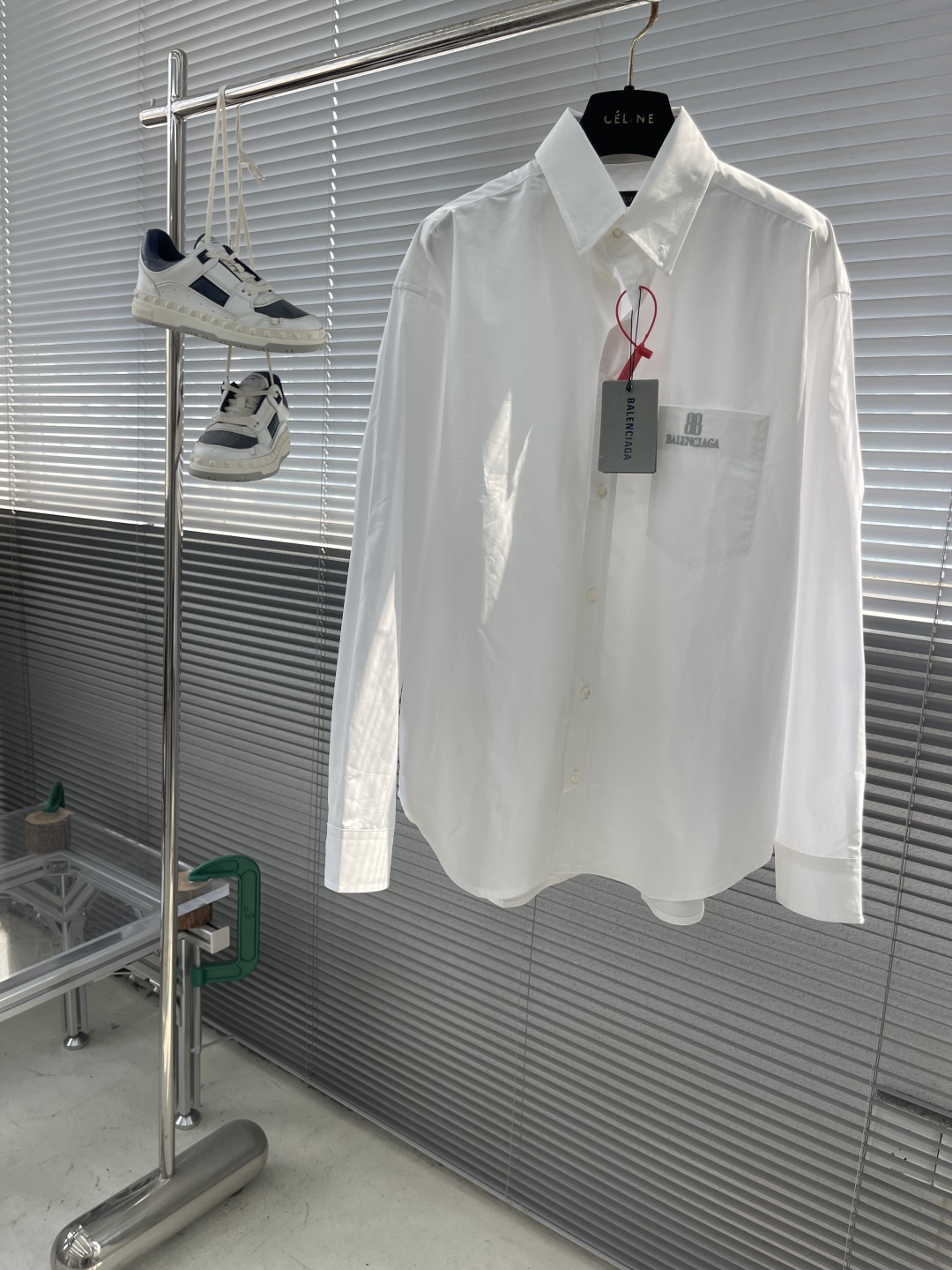 

-Balenciag  nano BB刺绣衬衫
定制臻品柔忆平纹雅棉 轻盈顺滑 舒适贴肤 以一抹纯粹