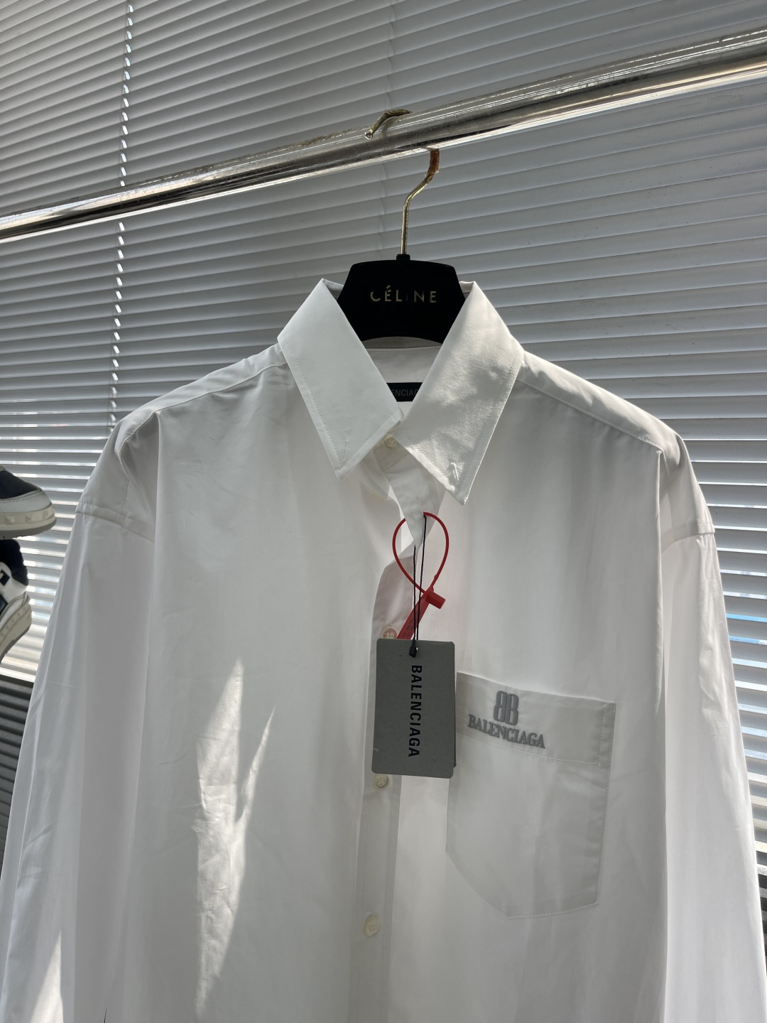 

-Balenciag  nano BB刺绣衬衫
定制臻品柔忆平纹雅棉 轻盈顺滑 舒适贴肤 以一抹纯粹