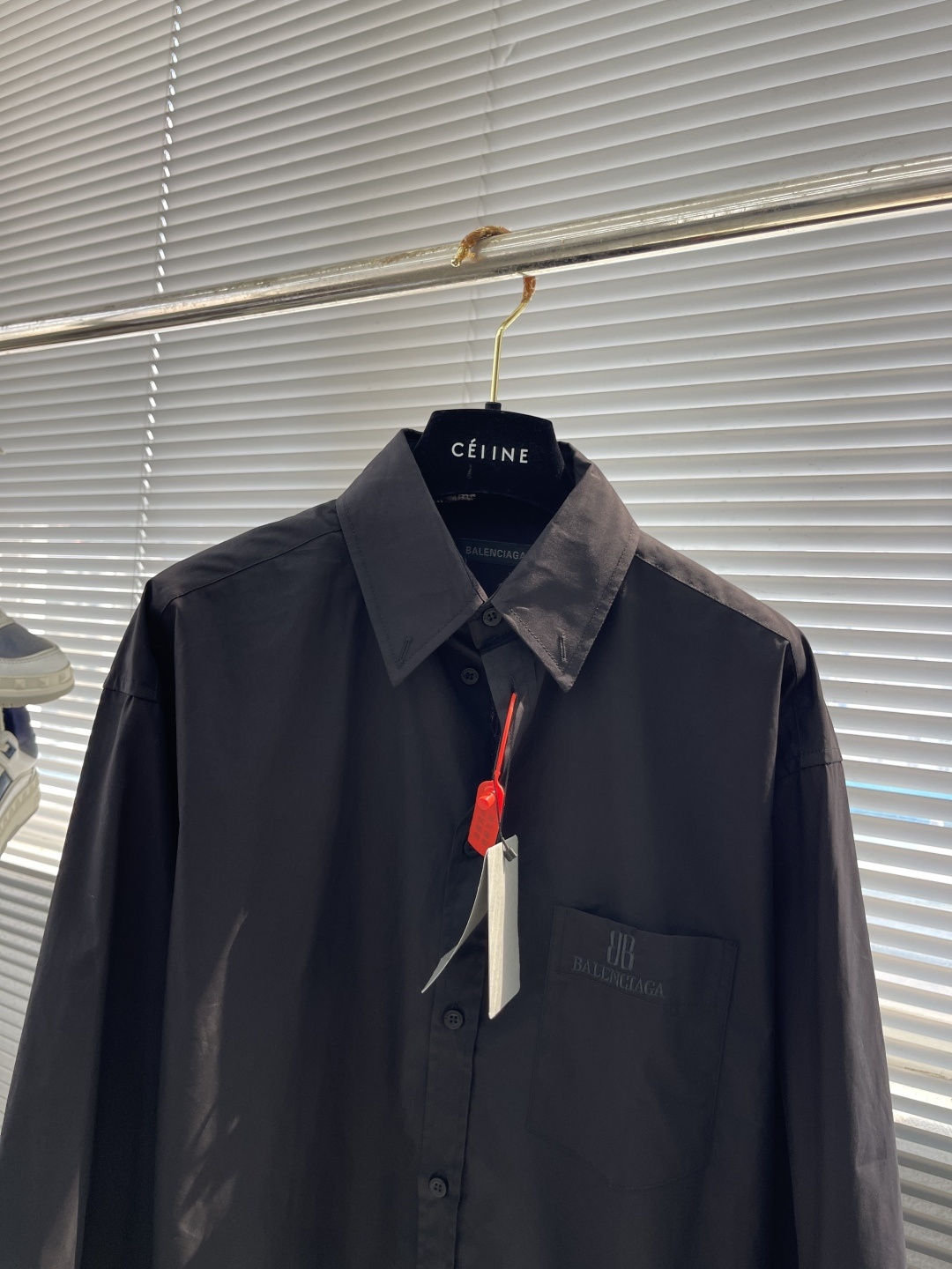 -Balenciag nano BB刺绣衬衫
定制臻品柔忆平纹雅棉 轻盈顺滑 舒适贴肤 以一抹纯粹