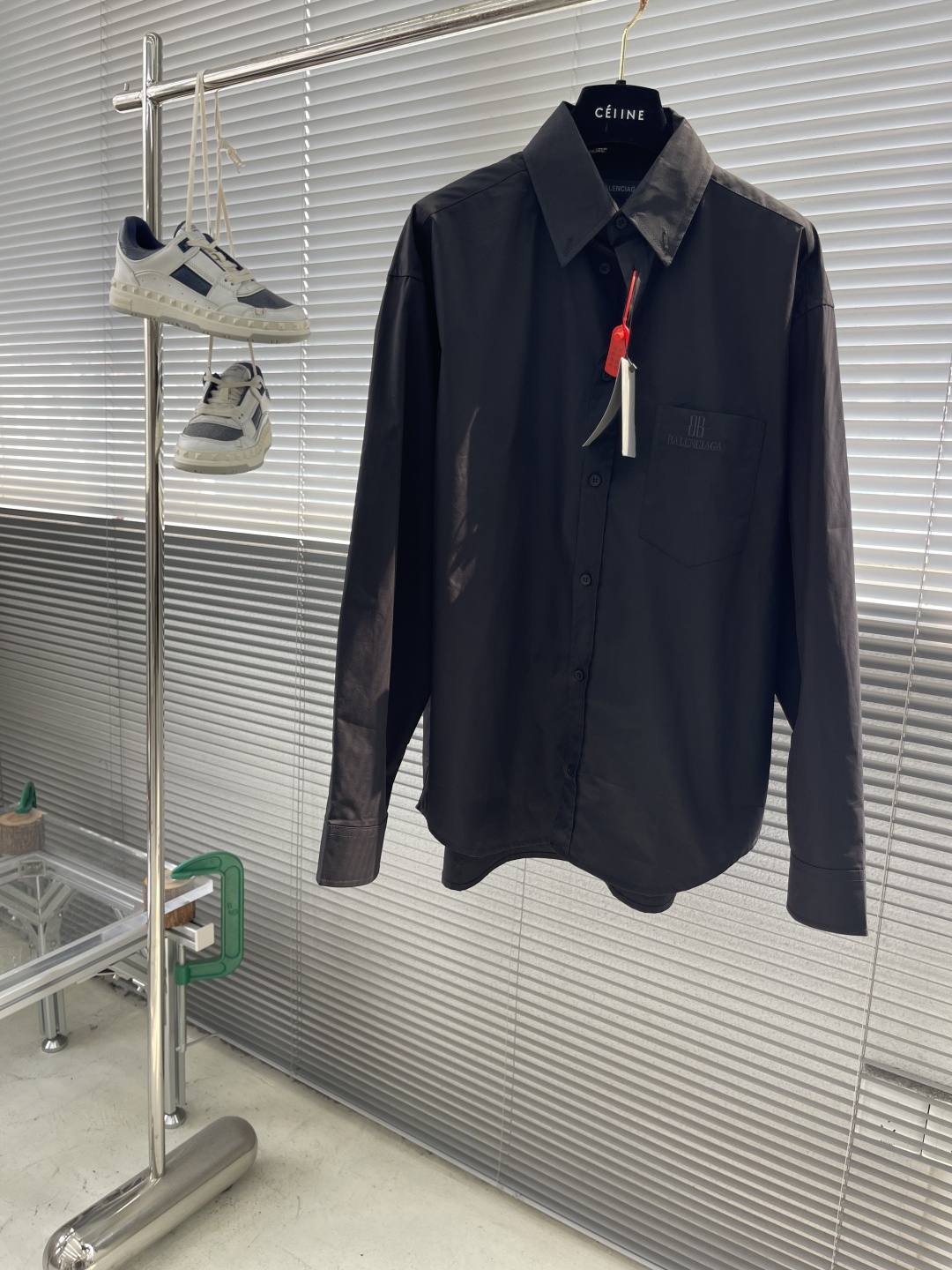 -Balenciag nano BB刺绣衬衫
定制臻品柔忆平纹雅棉 轻盈顺滑 舒适贴肤 以一抹纯粹