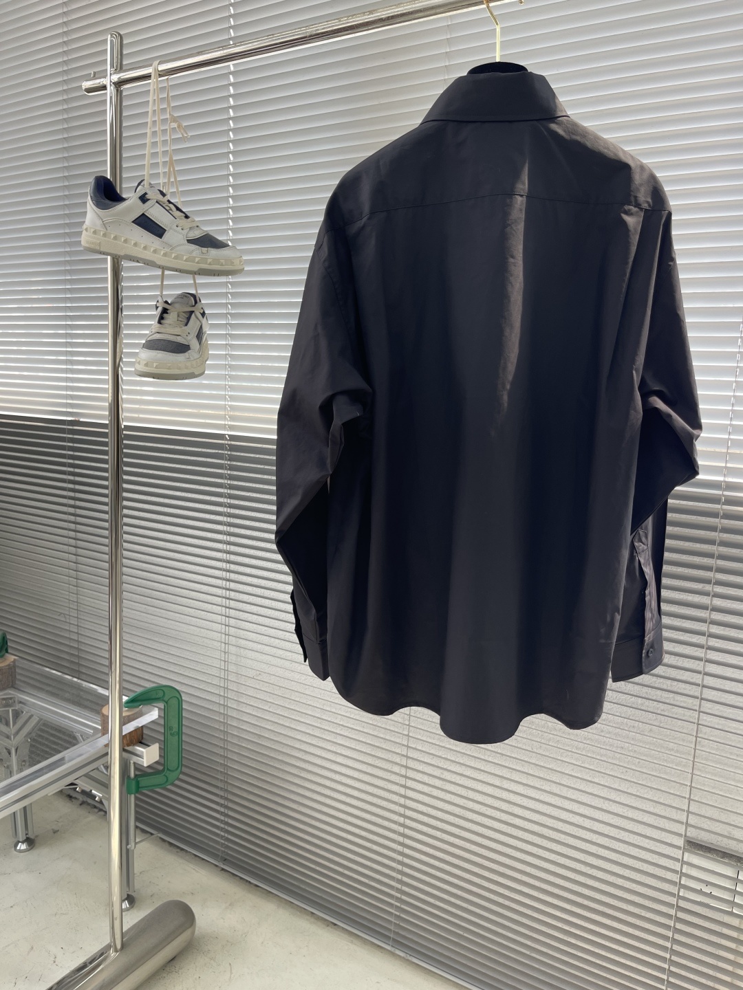 -Balenciag nano BB刺绣衬衫
定制臻品柔忆平纹雅棉 轻盈顺滑 舒适贴肤 以一抹纯粹