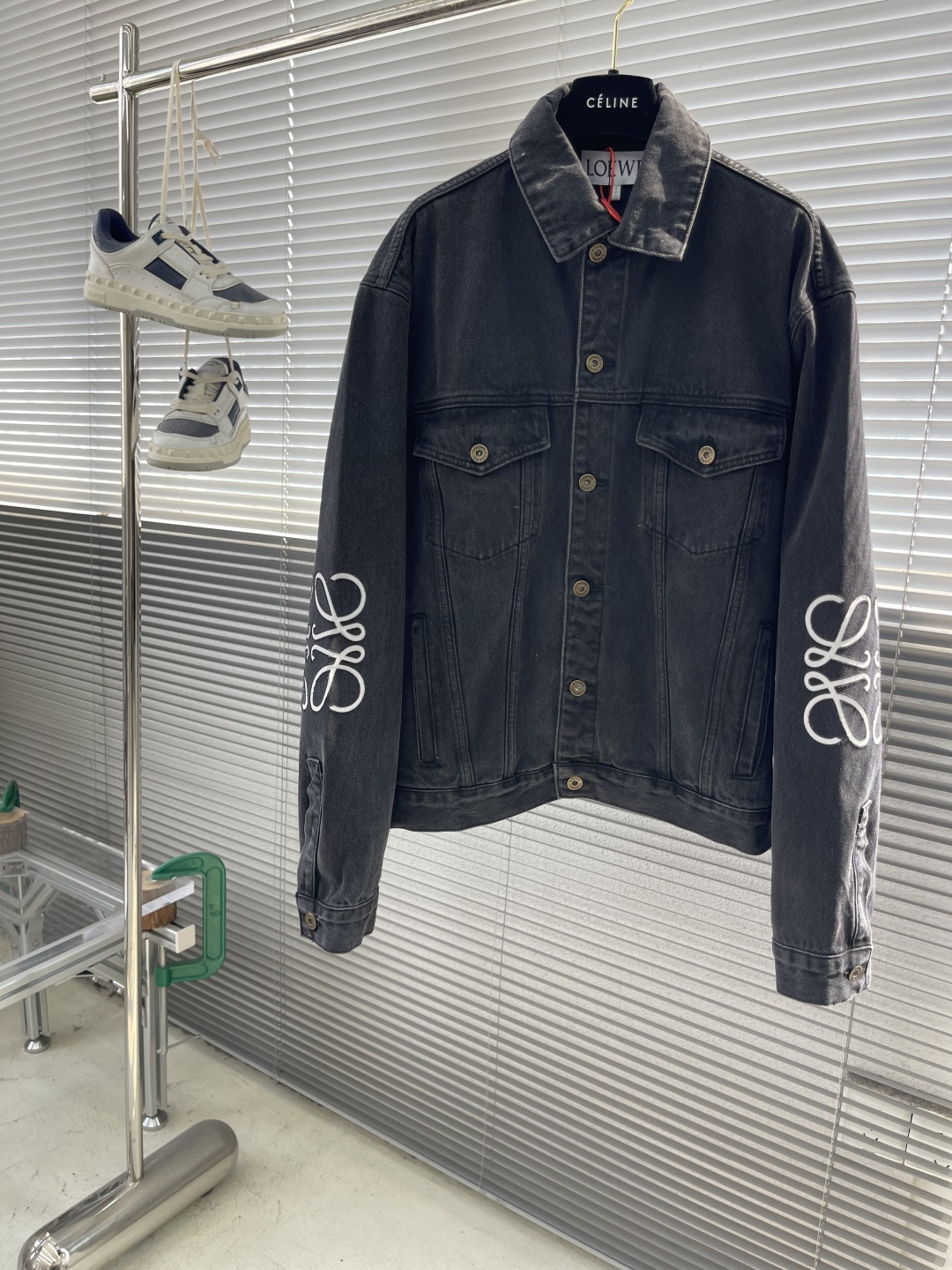 NO:661650,-Loew Anagram denim denim jacket is made of black base and black surface. High-density thickened double-core yarn. Comfortable and close to the skin. Full texture. Elbows are decorated with Anagram hollow design. The chest button flap welt pocket is sublimated. The classic LOEWE leather logo on the back is embellished. It is full of visual recognition. A declaration of personality and taste. The collision of classics and innovation. The versatile charm of denim jackets. Denim elements are also synonymous with casualness. Use laser cutting and manually open the elbows.  Lay it flat and do laser positioning and cut the Anagram pattern. Then manually apply the cloth internally and finally sew it on by hand. Expensive labor cost and high loss. Low daily output. Use imported special machine infrared to position the 'Loew leather label'. The position is more precise and firm. Use washing and color frying process. Prioritize the special desizing agent. Next, the fabric is soaked in it and evenly sized. After desizing, it is finally rinsed. The workmanship is extremely complicated and the loss is high. Size 46 48 50 52  Size 46, length 66, bust 122, shoulder width 53, size 48, length 68, bust 126, shoulder width 55, size 50, length 70, bust 130, shoulder width 57, size 52, length 72, bust 134, shoulder width 59, Loewe-clothing, loewe, loewe, jackets & coats,  19860909-Loew Anagram单宁牛仔外套 采用黑底黑面 高密度加厚紧密双芯纱 舒适贴肤 质感十足 手肘处饰以 Anagram 镂空设计 胸前钮扣翻盖嵌线口袋为升华 背面经典LOEWE皮标标识点缀 视觉辨识度拉满 个性与品味的宣言 经典与创新的碰撞 牛仔外套的百搭魅力 牛仔元素 亦随性不羁的代名词 采用激光切割 人工拆开手肘 平铺出来做激光定位切割Anagram图案 再手工内部贴布最后再人工车缝上去 工费昂贵 损耗高 日产量低 采用进口专机红外线定位“Loew 皮标” 位置更为精准 牢固结实 采用洗水炒色工艺 优先选择特制的退浆剂 再讲布料浸泡其中 均匀受浆 退浆后 最终再进行漂洗 做工复杂至极 损耗高 尺码 46 48 50 52 46码衣长66 胸围122 肩宽53 48码衣长68 胸围126 肩宽55 50码衣长70 胸围130 肩宽57 52码衣长72 胸围134 肩宽59,罗意威-服装,loewe,loewe,jackets & coats, ,Women's clothing