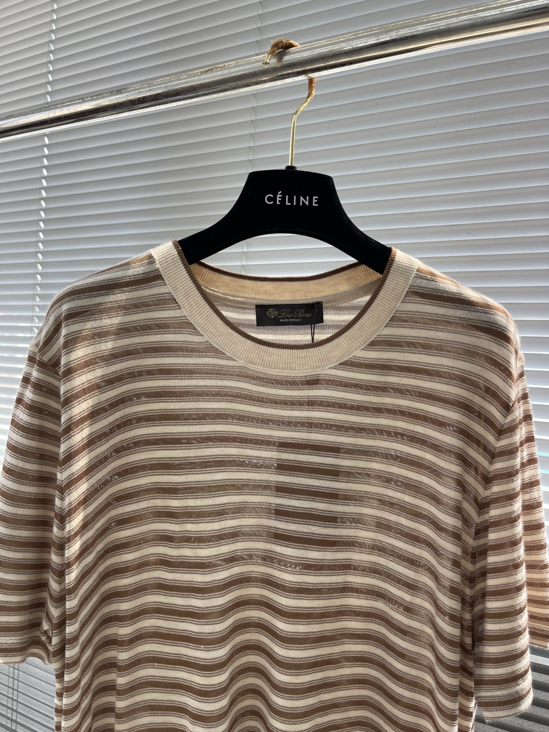 

-Loro Piana      25ss新款Elvo T恤衫为各式夏季造型平添百搭魅力。采用亮泽桑