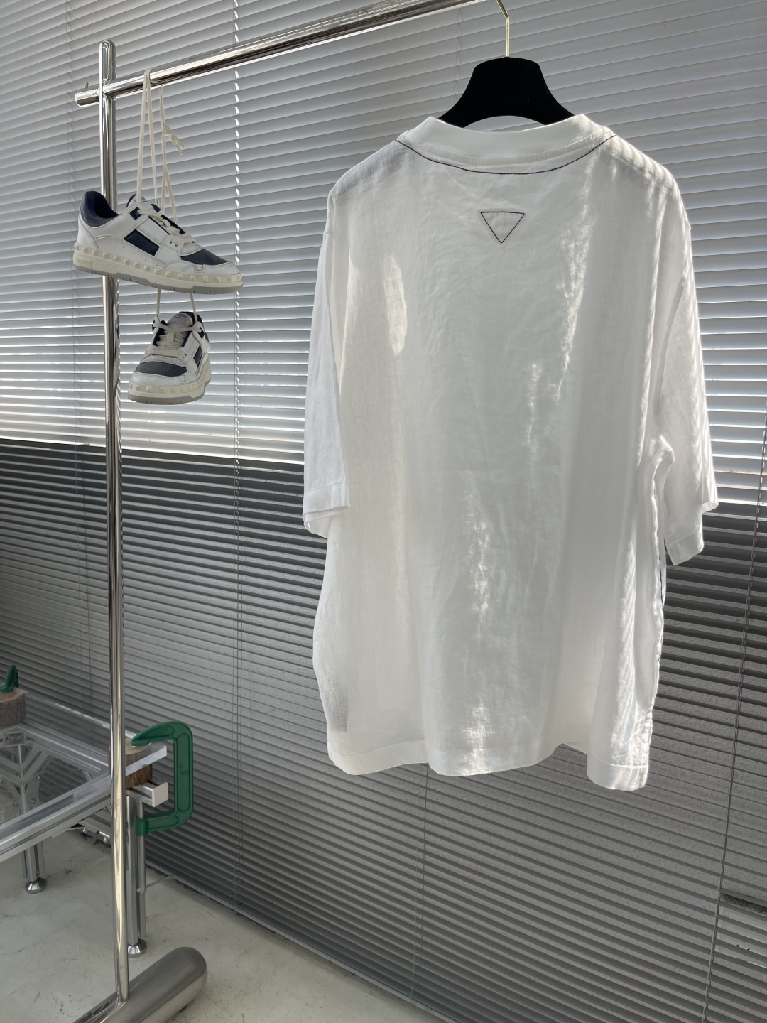 

-PRAD   25SS新款亚麻短袖，这款采用100%亚麻面料制作而成，短袖款式设计搭配麻料让夏季更