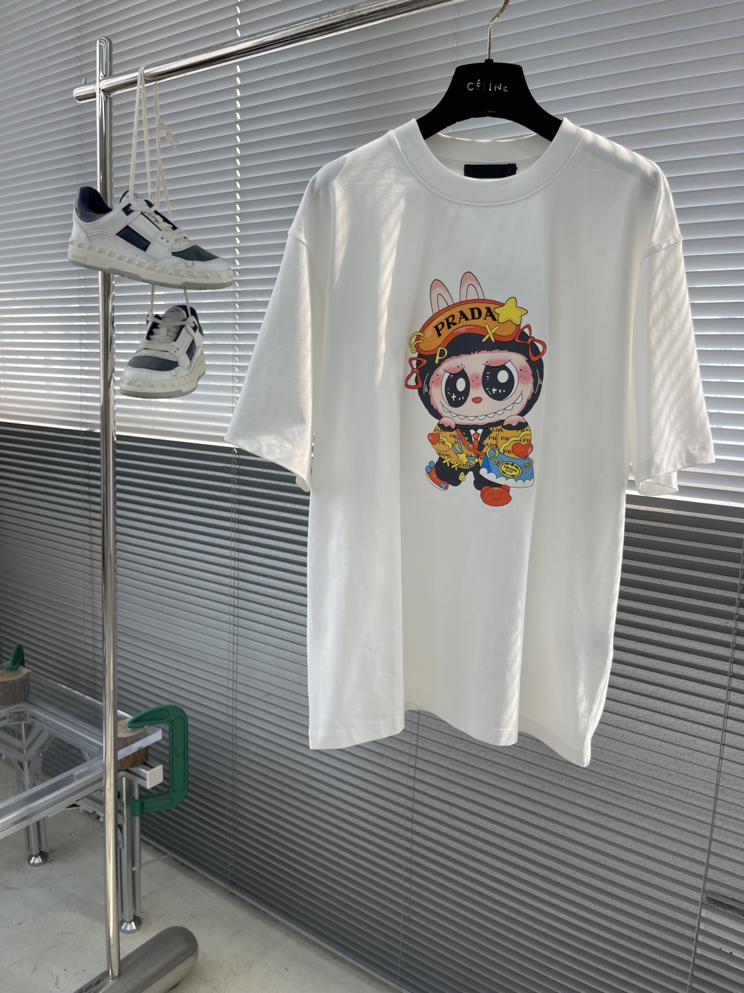 

-PRAD ✖️LABUBU 卡通印花短袖T恤
采用280克新疆棉冰感索罗娜面料，通过索罗娜科技处理
