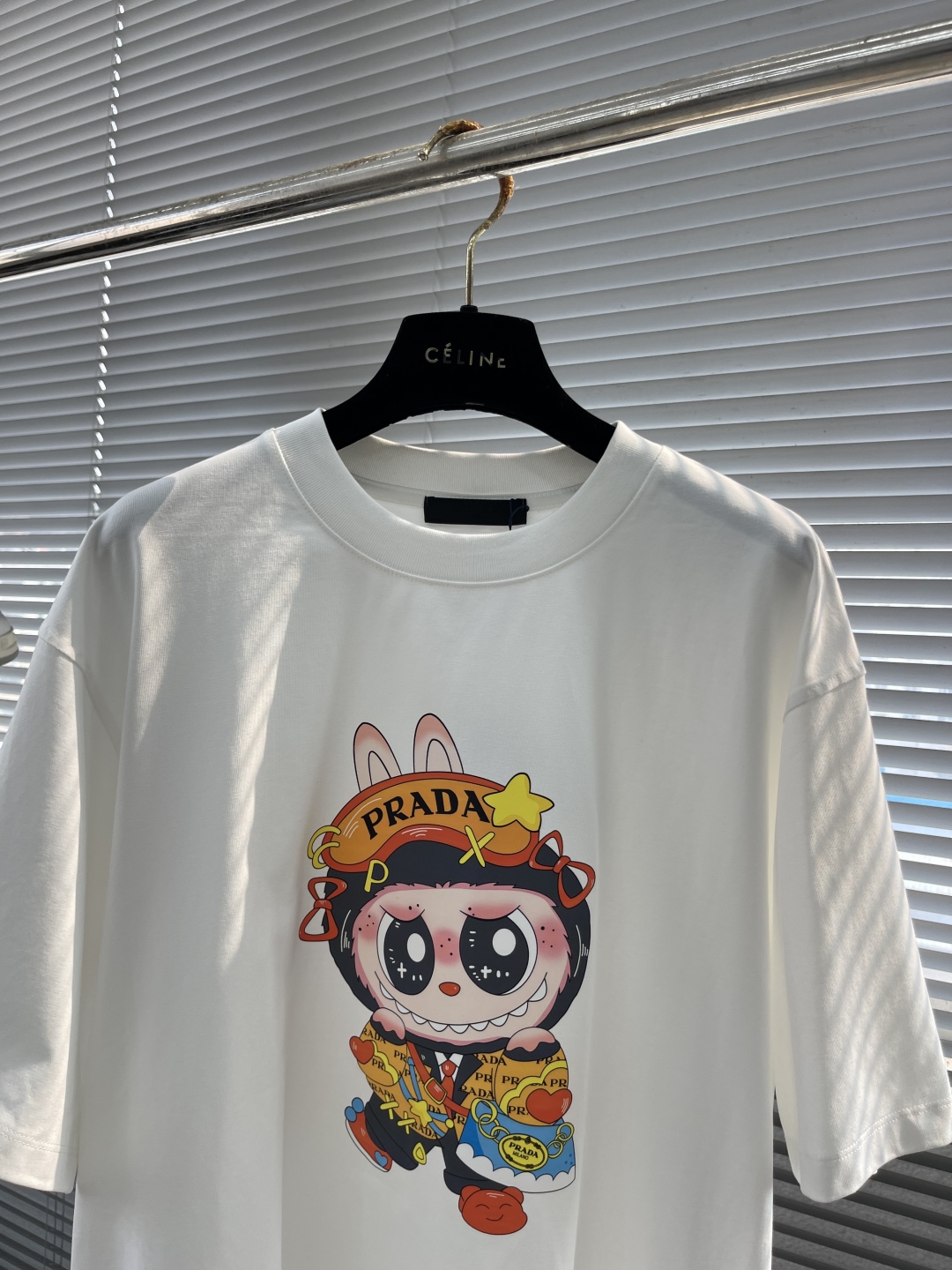 

-PRAD ✖️LABUBU 卡通印花短袖T恤
采用280克新疆棉冰感索罗娜面料，通过索罗娜科技处理