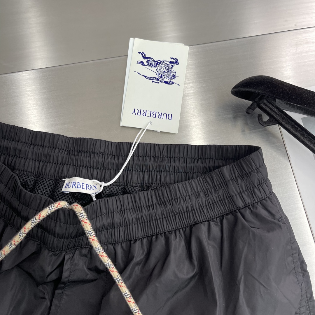 -BBR 骑士印章游泳裤，这款泳裤选用意大利精纺尼龙面料打造。搭配Bur格纹抽绳，以品牌标志性沙色演绎。