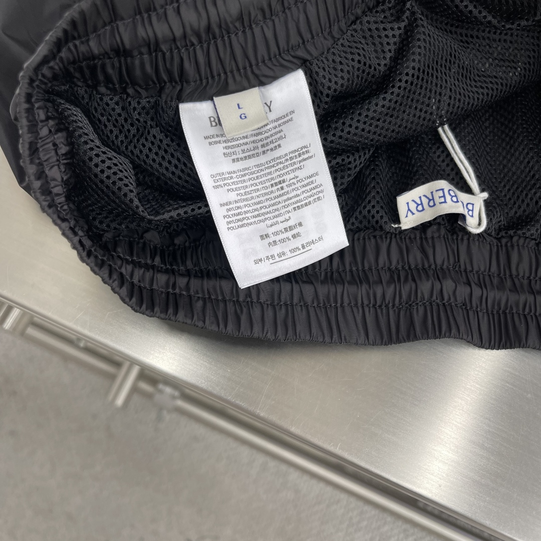 -BBR 骑士印章游泳裤，这款泳裤选用意大利精纺尼龙面料打造。搭配Bur格纹抽绳，以品牌标志性沙色演绎。