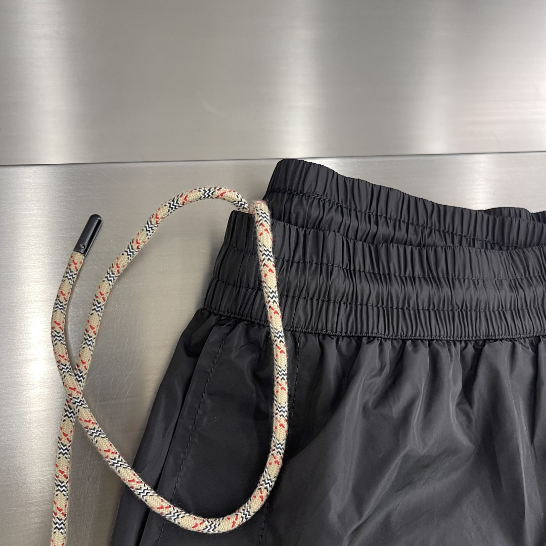 -BBR 骑士印章游泳裤，这款泳裤选用意大利精纺尼龙面料打造。搭配Bur格纹抽绳，以品牌标志性沙色演绎。