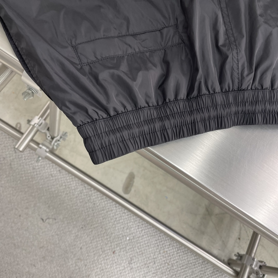 -BBR 骑士印章游泳裤，这款泳裤选用意大利精纺尼龙面料打造。搭配Bur格纹抽绳，以品牌标志性沙色演绎。