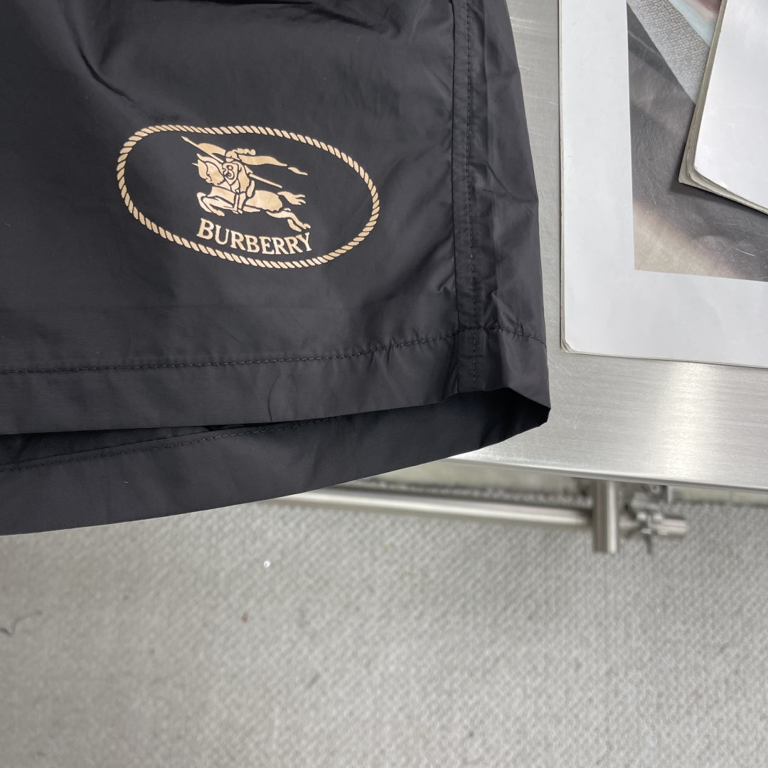 -BBR 骑士印章游泳裤，这款泳裤选用意大利精纺尼龙面料打造。搭配Bur格纹抽绳，以品牌标志性沙色演绎。