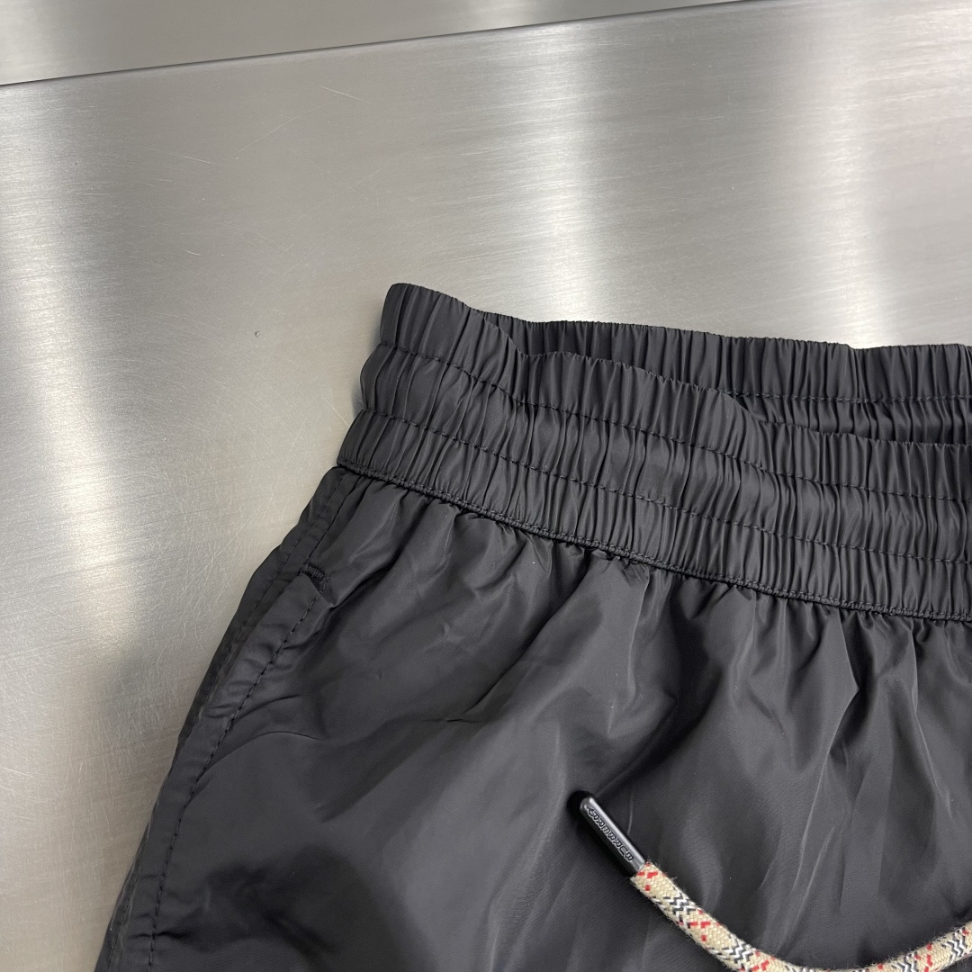 -BBR 骑士印章游泳裤，这款泳裤选用意大利精纺尼龙面料打造。搭配Bur格纹抽绳，以品牌标志性沙色演绎。