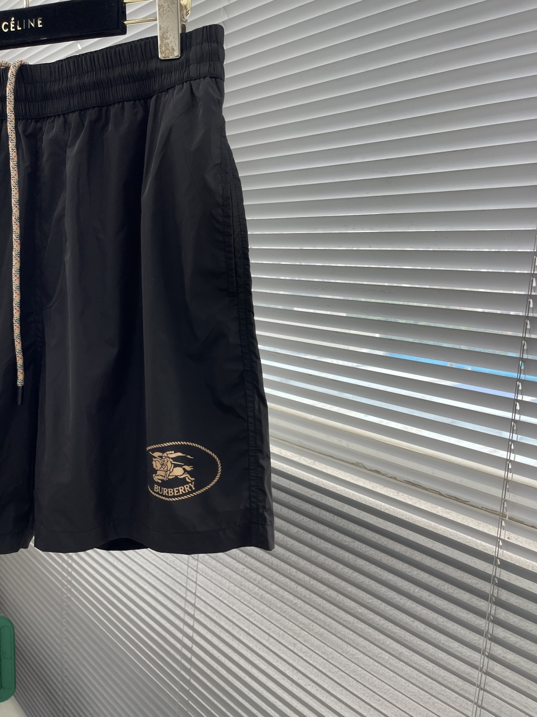 -BBR 骑士印章游泳裤，这款泳裤选用意大利精纺尼龙面料打造。搭配Bur格纹抽绳，以品牌标志性沙色演绎。