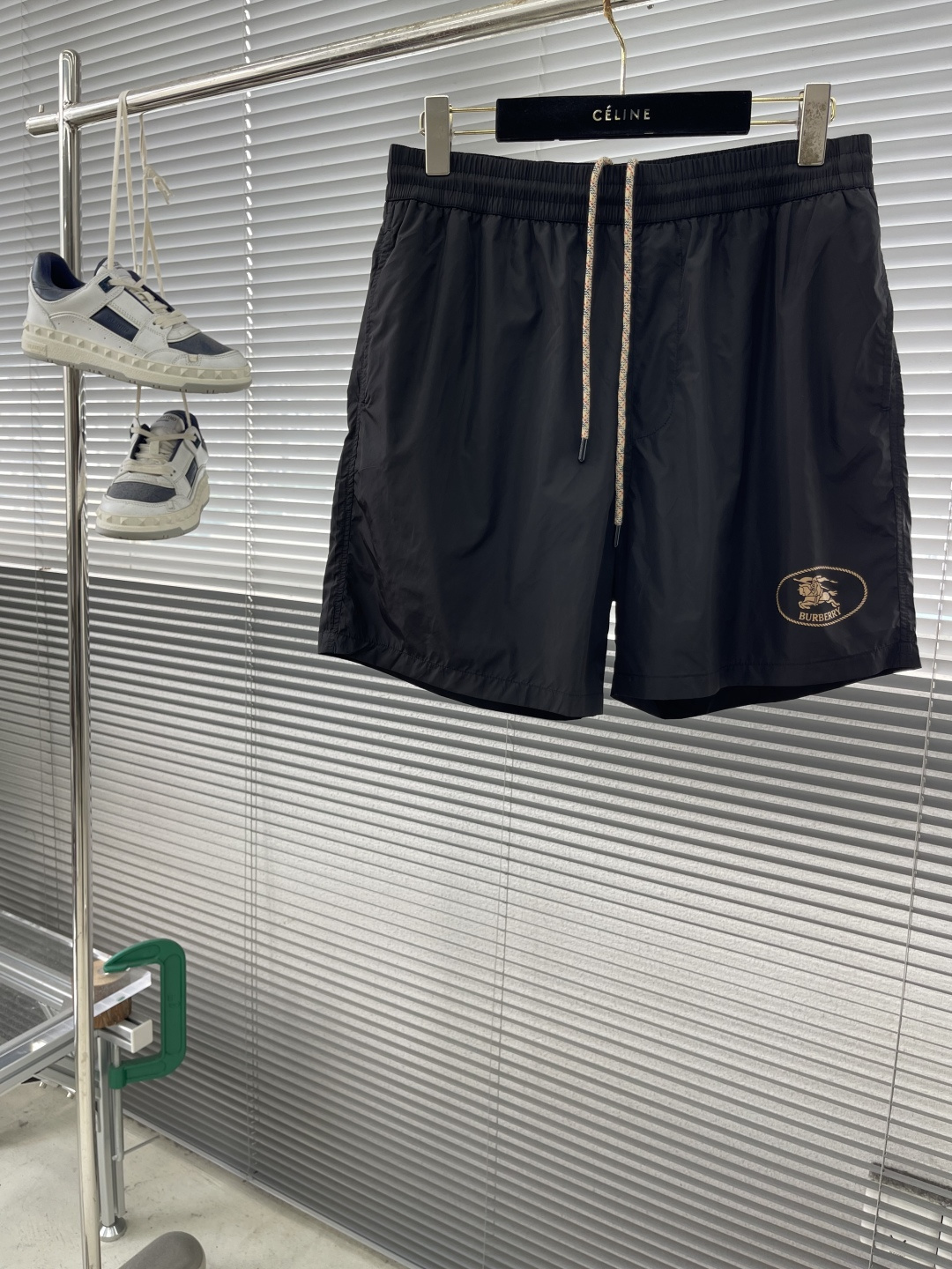 -BBR 骑士印章游泳裤，这款泳裤选用意大利精纺尼龙面料打造。搭配Bur格纹抽绳，以品牌标志性沙色演绎。